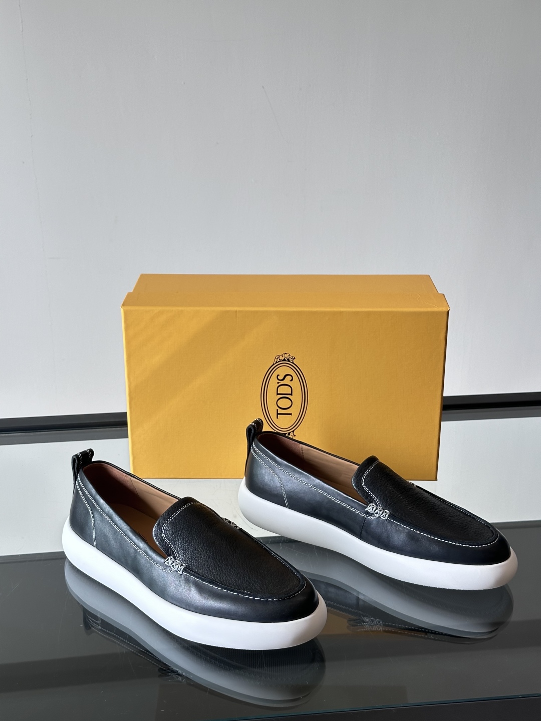 - TOD’S/托德斯新款男士乐福休闲鞋，这款运动鞋选用头层牛皮制成，尽显品牌元素，轻松提升日常造型。原