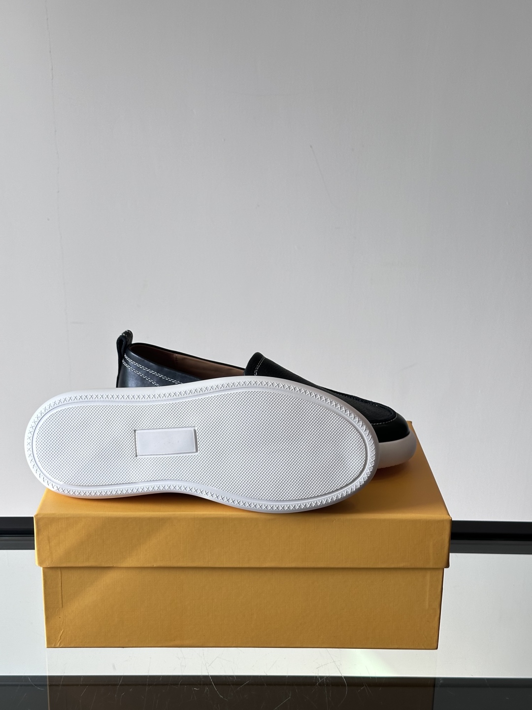 - TOD’S/托德斯新款男士乐福休闲鞋，这款运动鞋选用头层牛皮制成，尽显品牌元素，轻松提升日常造型。原