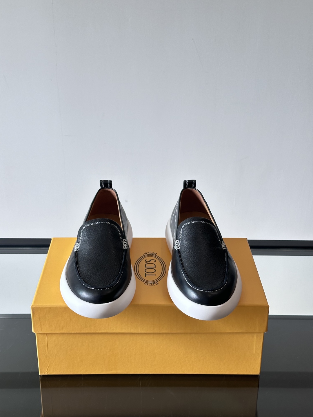 - TOD’S/托德斯新款男士乐福休闲鞋，这款运动鞋选用头层牛皮制成，尽显品牌元素，轻松提升日常造型。原