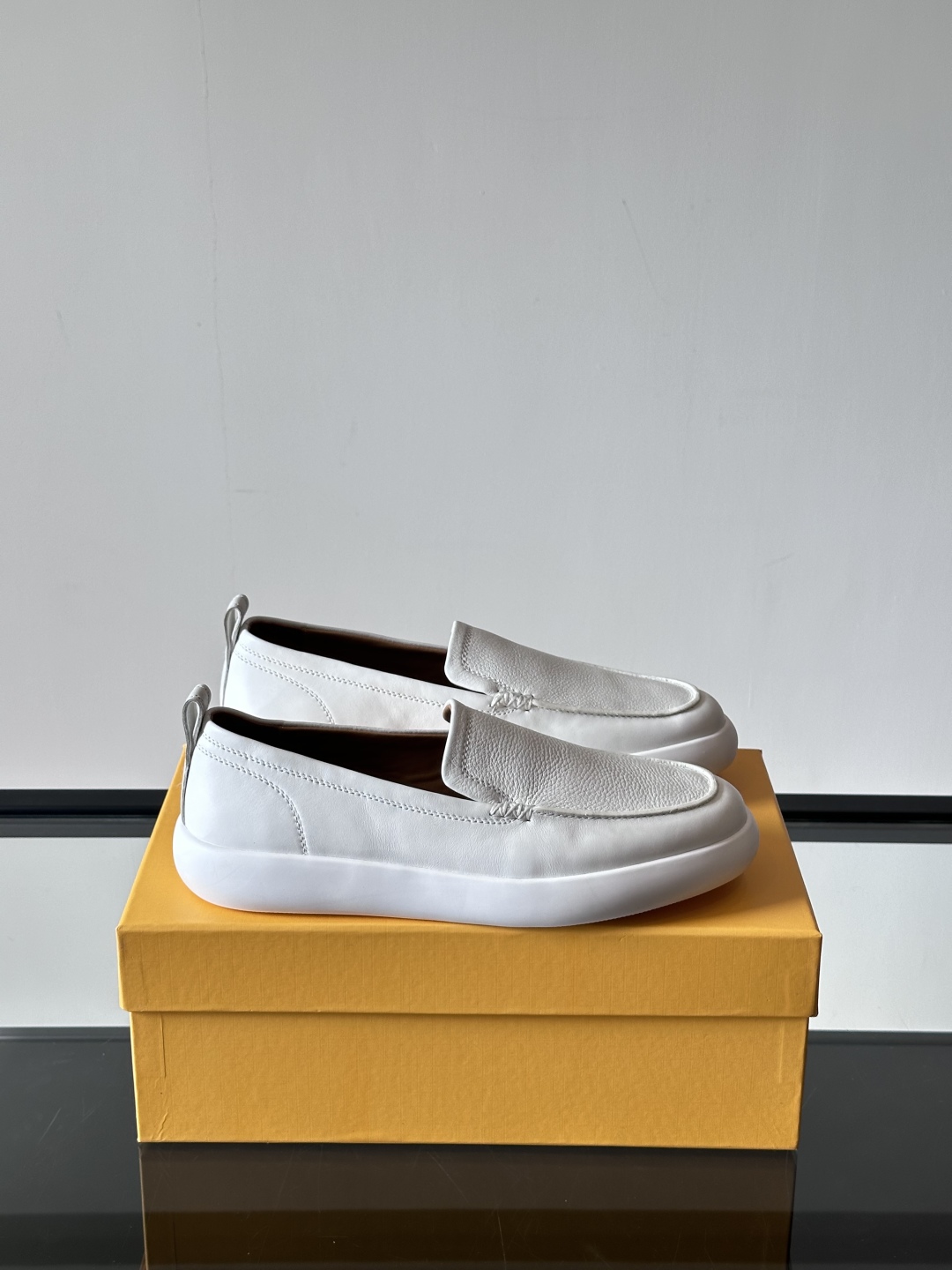 - TOD’S/托德斯新款男士乐福休闲鞋，这款运动鞋选用头层牛皮制成，尽显品牌元素，轻松提升日常造型。原