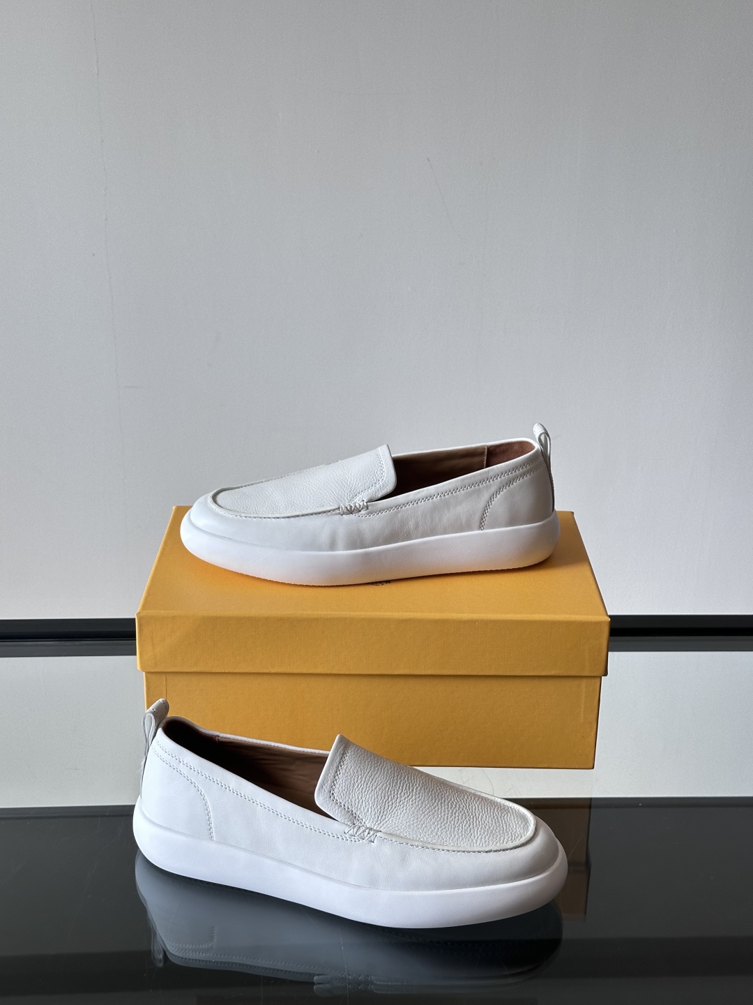 - TOD’S/托德斯新款男士乐福休闲鞋，这款运动鞋选用头层牛皮制成，尽显品牌元素，轻松提升日常造型。原