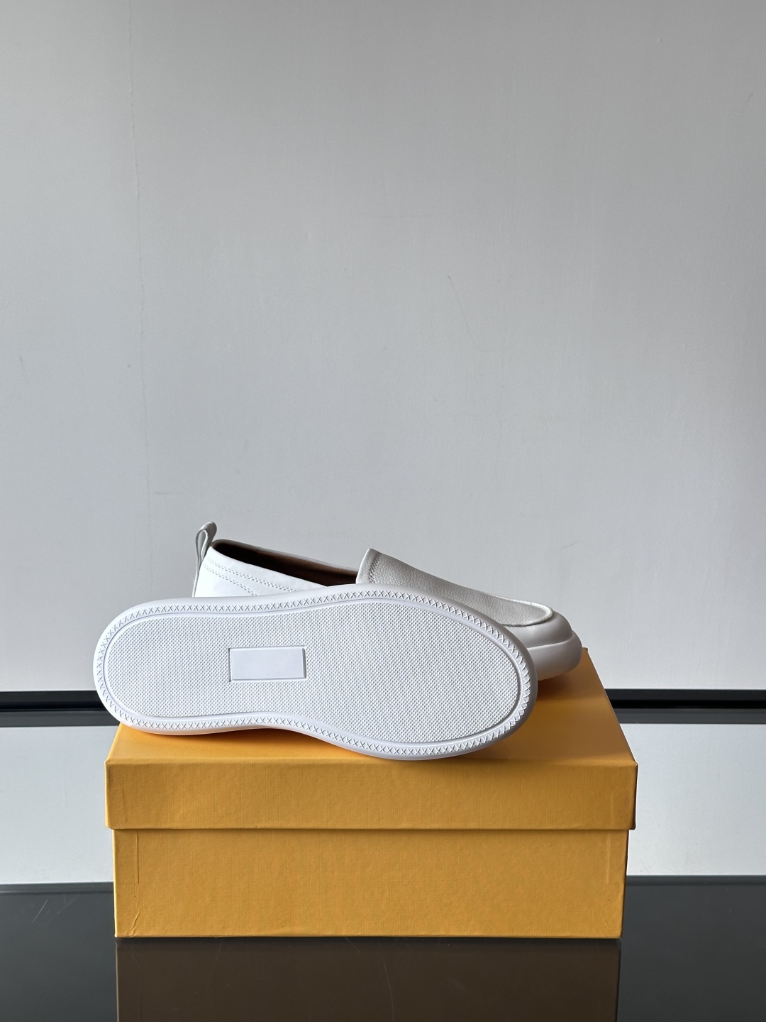 - TOD’S/托德斯新款男士乐福休闲鞋，这款运动鞋选用头层牛皮制成，尽显品牌元素，轻松提升日常造型。原