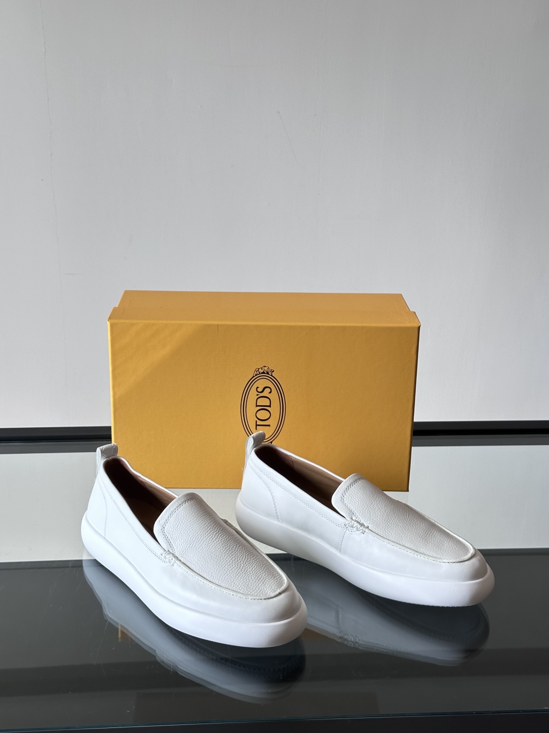 - TOD’S/托德斯新款男士乐福休闲鞋，这款运动鞋选用头层牛皮制成，尽显品牌元素，轻松提升日常造型。原