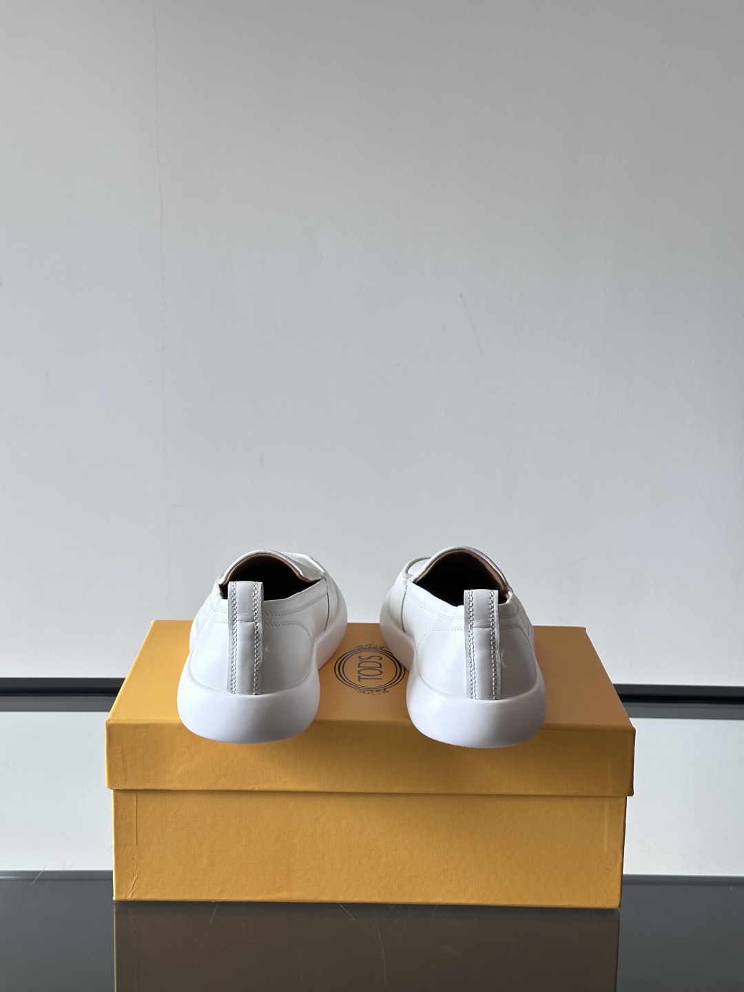 - TOD’S/托德斯新款男士乐福休闲鞋，这款运动鞋选用头层牛皮制成，尽显品牌元素，轻松提升日常造型。原