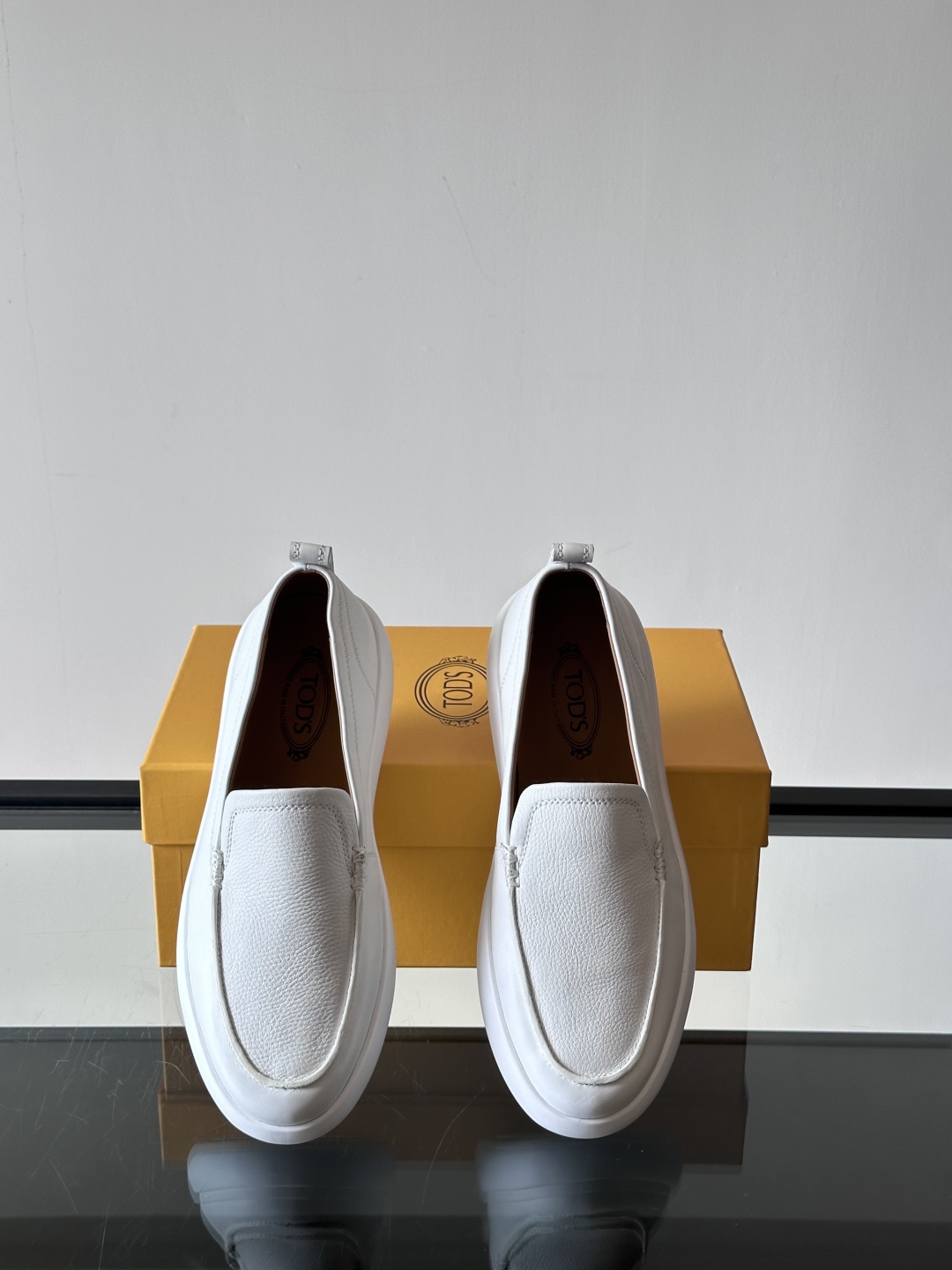 - TOD’S/托德斯新款男士乐福休闲鞋，这款运动鞋选用头层牛皮制成，尽显品牌元素，轻松提升日常造型。原