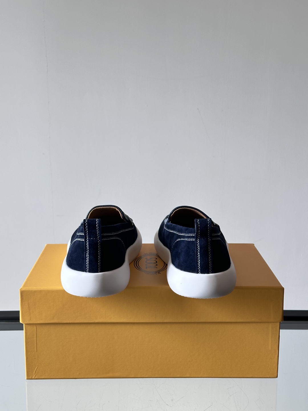 - TOD’S/托德斯新款男士乐福休闲鞋，这款运动鞋选用头层牛皮制成，尽显品牌元素，轻松提升日常造型。原