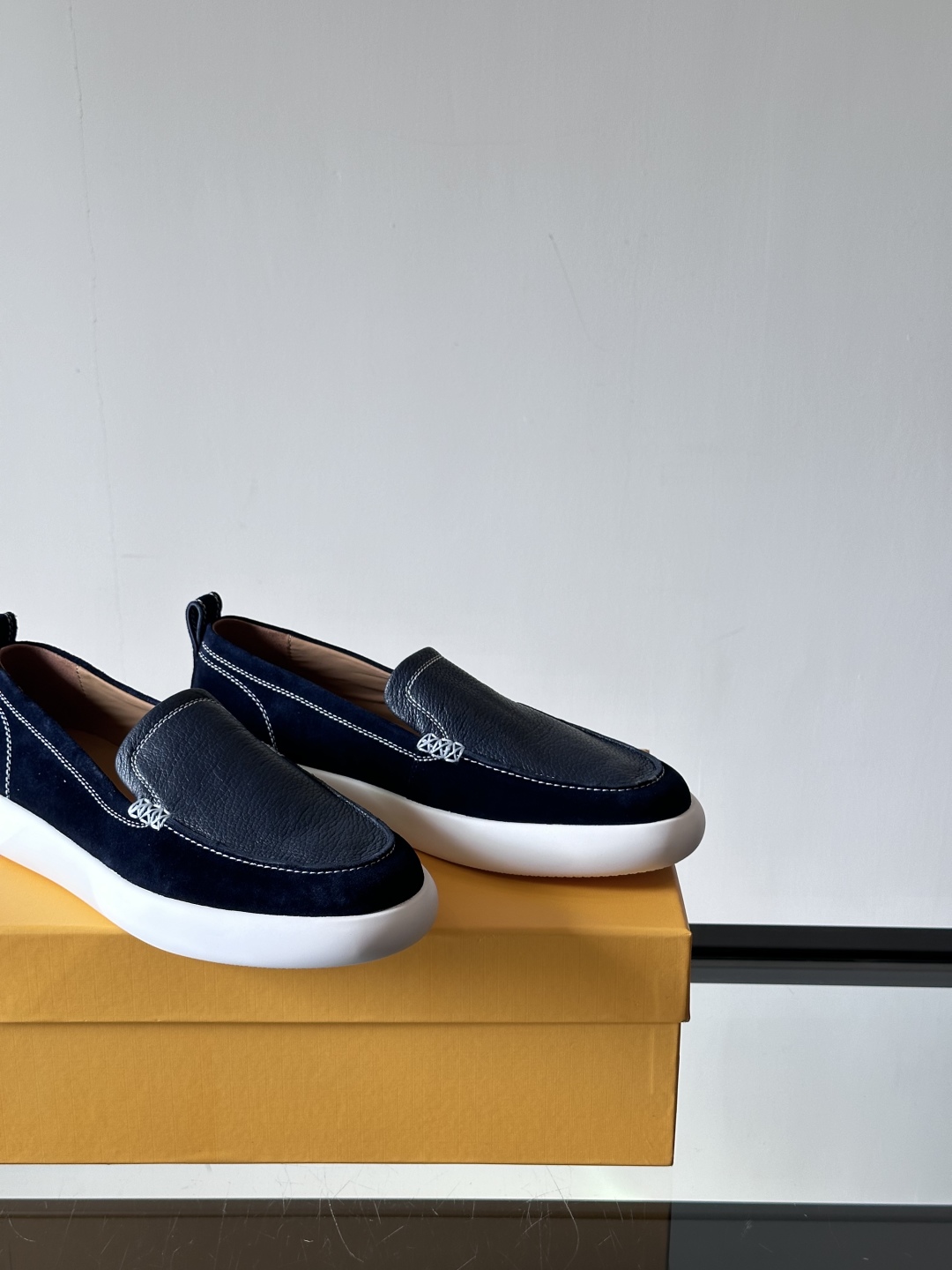 - TOD’S/托德斯新款男士乐福休闲鞋，这款运动鞋选用头层牛皮制成，尽显品牌元素，轻松提升日常造型。原