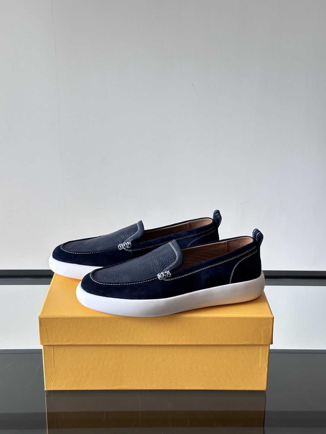 - TOD’S/托德斯新款男士乐福休闲鞋，这款运动鞋选用头层牛皮制成，尽显品牌元素，轻松提升日常造型。原