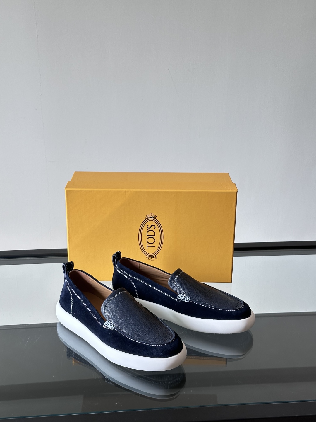 - TOD’S/托德斯新款男士乐福休闲鞋，这款运动鞋选用头层牛皮制成，尽显品牌元素，轻松提升日常造型。原