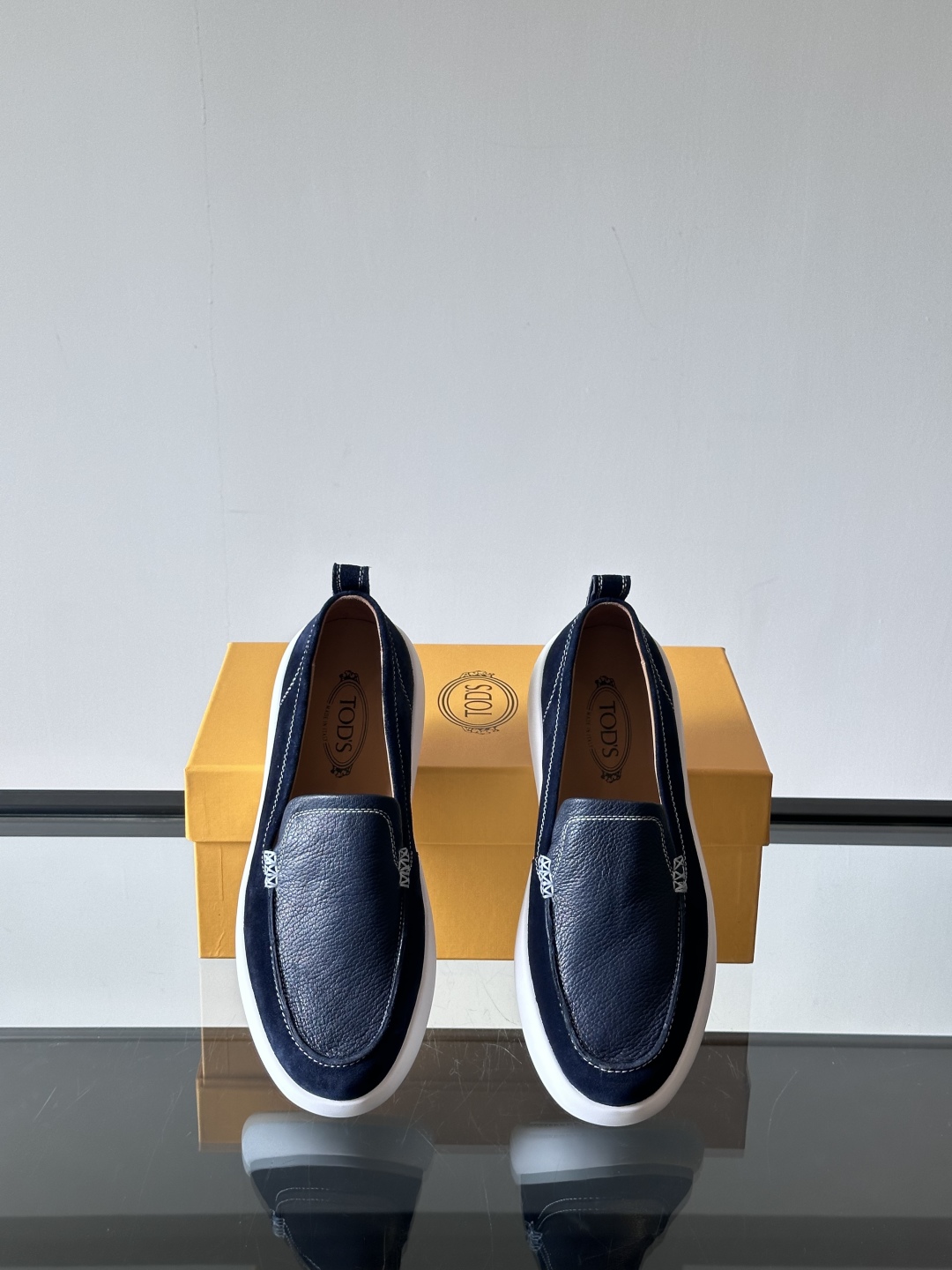 - TOD’S/托德斯新款男士乐福休闲鞋，这款运动鞋选用头层牛皮制成，尽显品牌元素，轻松提升日常造型。原