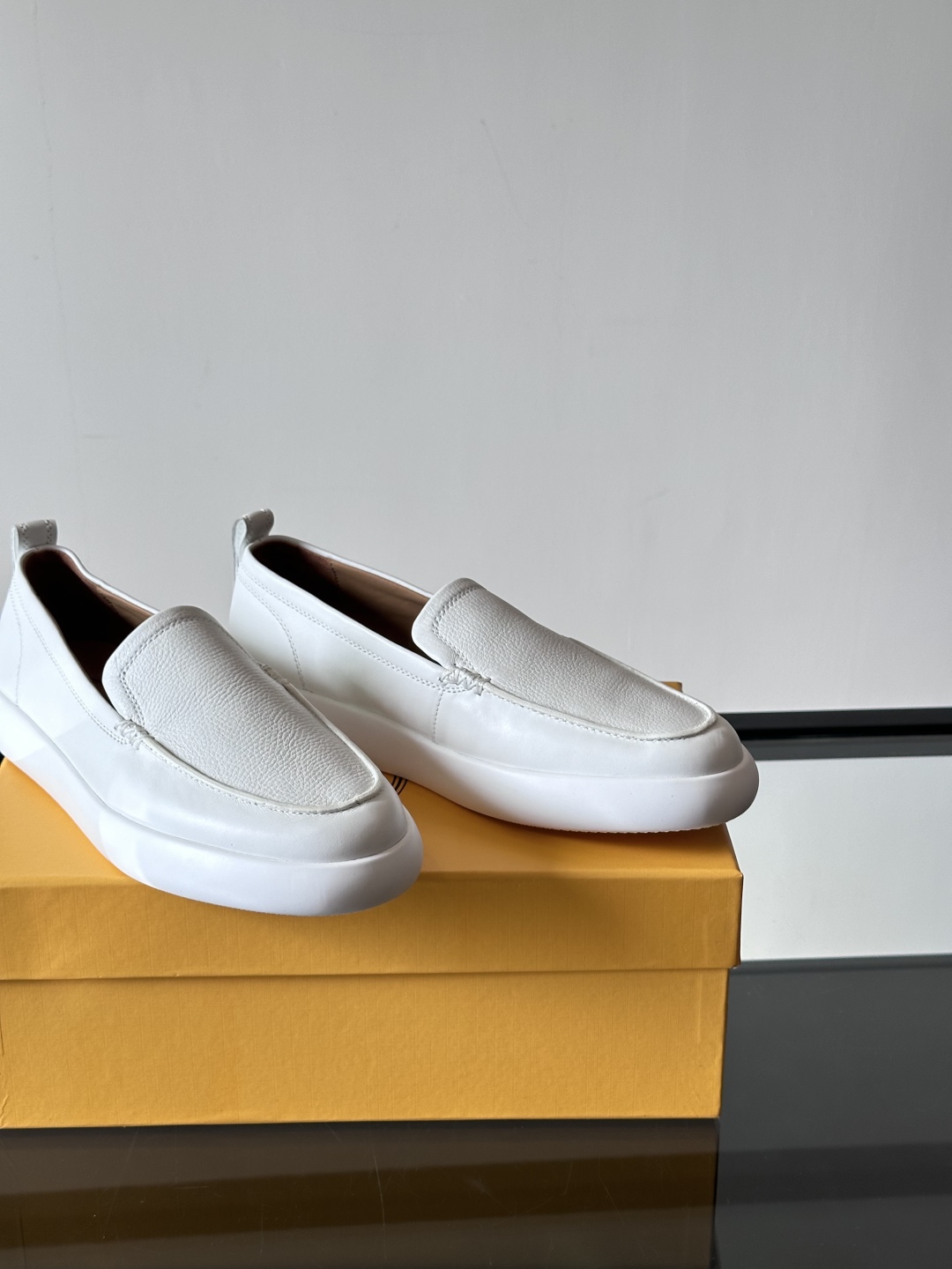 - TOD’S/托德斯新款男士乐福休闲鞋，这款运动鞋选用头层牛皮制成，尽显品牌元素，轻松提升日常造型。原