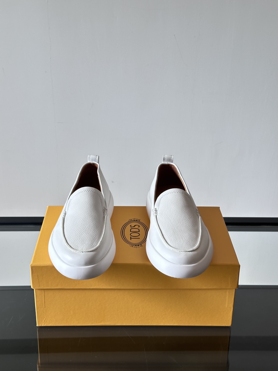 - TOD’S/托德斯新款男士乐福休闲鞋，这款运动鞋选用头层牛皮制成，尽显品牌元素，轻松提升日常造型。原