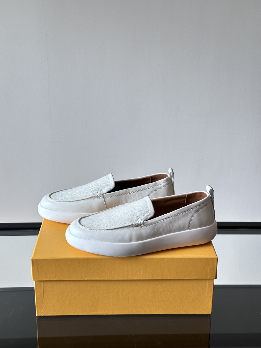 - TOD’S/托德斯新款男士乐福休闲鞋，这款运动鞋选用头层牛皮制成，尽显品牌元素，轻松提升日常造型。原