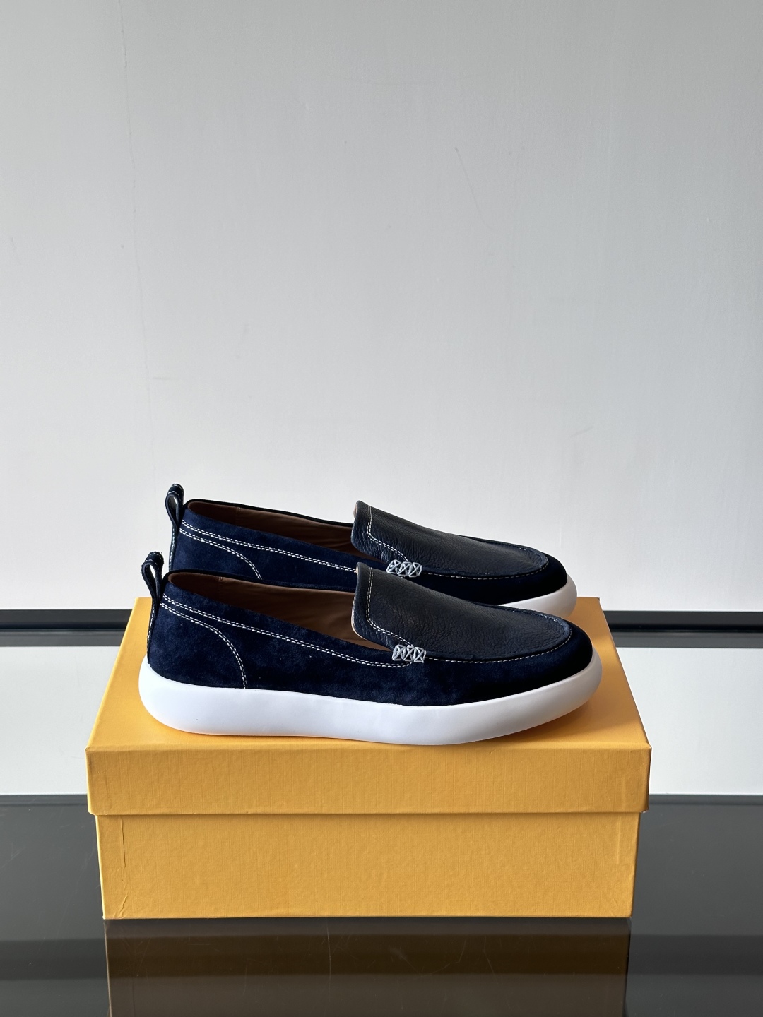 - TOD’S/托德斯新款男士乐福休闲鞋，这款运动鞋选用头层牛皮制成，尽显品牌元素，轻松提升日常造型。原