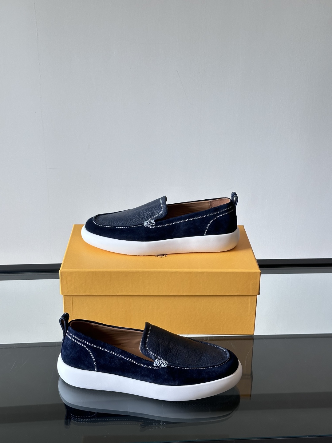 - TOD’S/托德斯新款男士乐福休闲鞋，这款运动鞋选用头层牛皮制成，尽显品牌元素，轻松提升日常造型。原