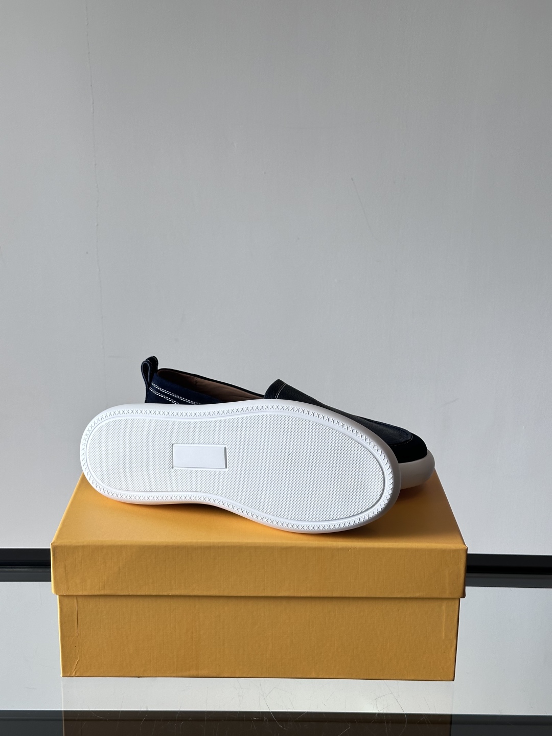 - TOD’S/托德斯新款男士乐福休闲鞋，这款运动鞋选用头层牛皮制成，尽显品牌元素，轻松提升日常造型。原