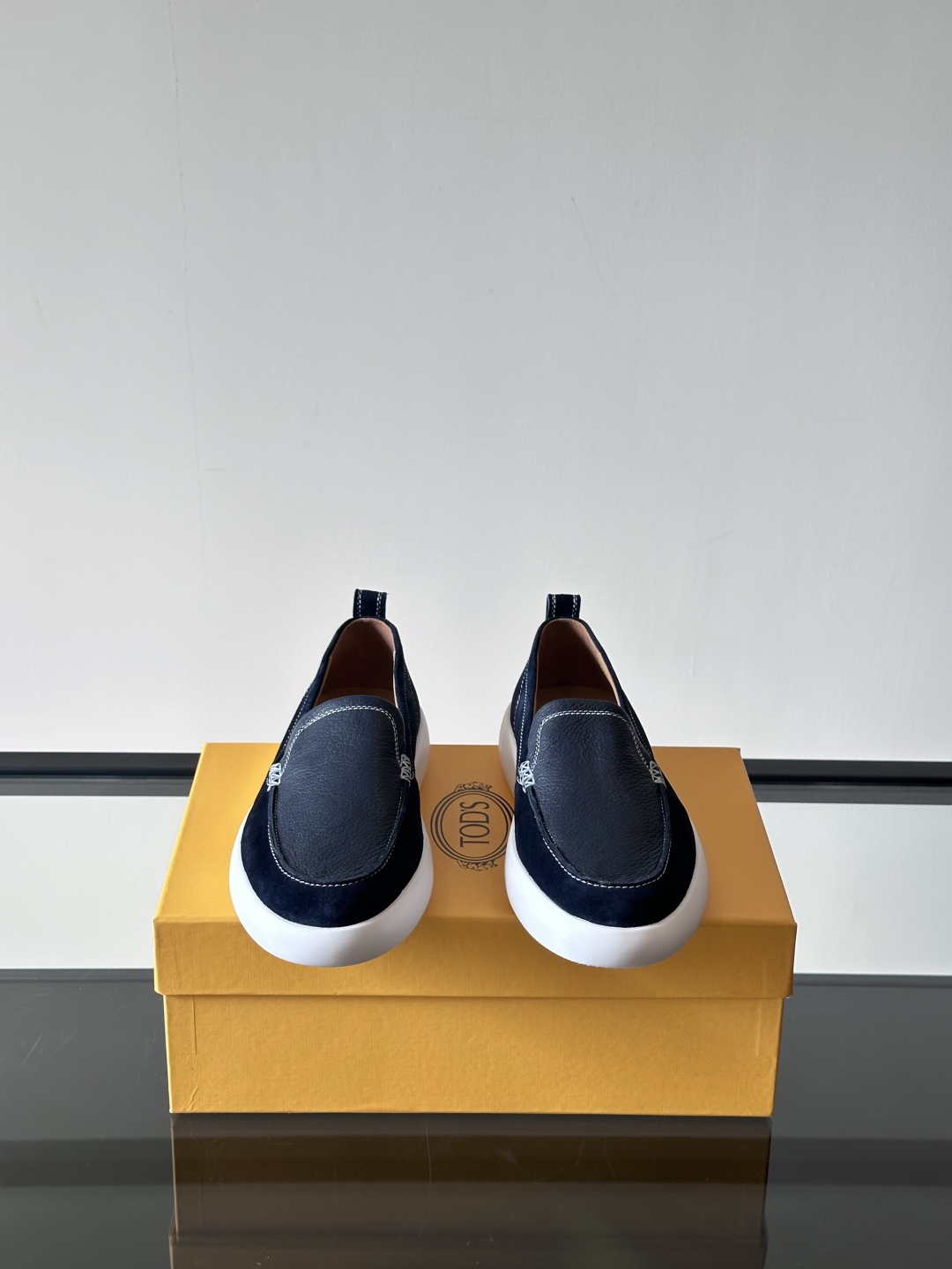 - TOD’S/托德斯新款男士乐福休闲鞋，这款运动鞋选用头层牛皮制成，尽显品牌元素，轻松提升日常造型。原