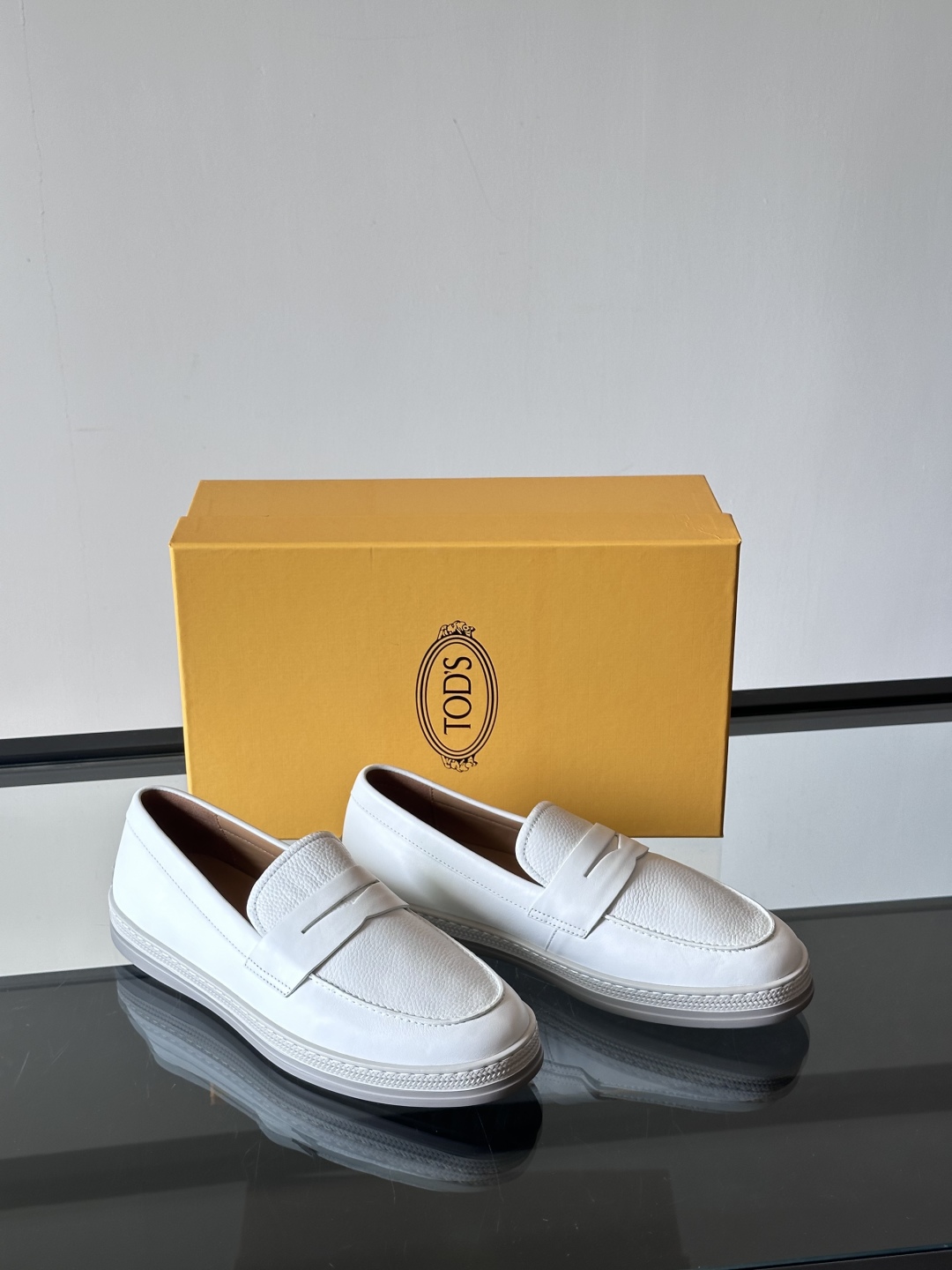  TOD’S/托德斯新款男士乐福休闲鞋，这款鞋选用头层牛皮制成，橡胶大底尽显品牌元素，轻松提升日常造型。