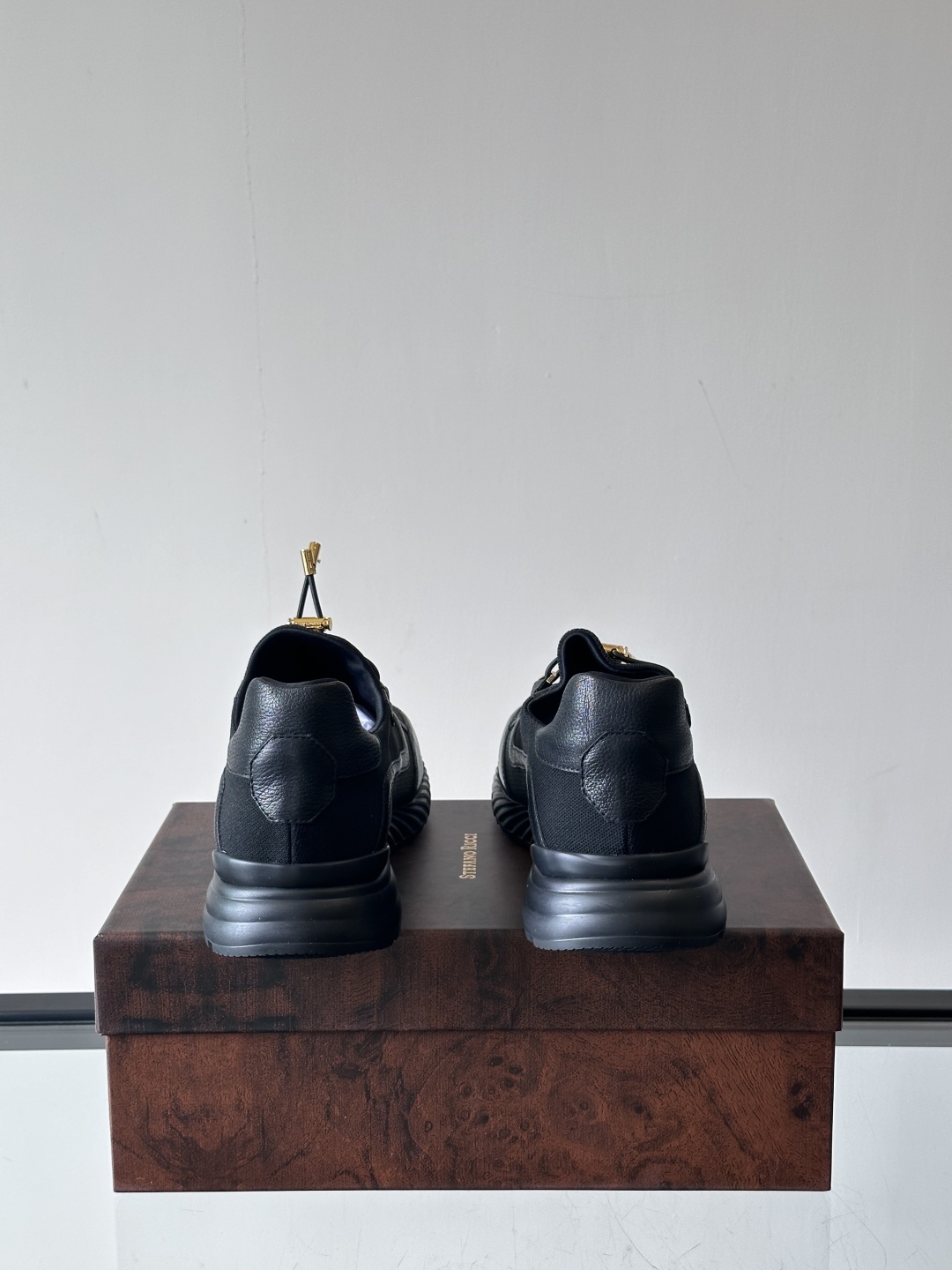 Stefano Ricci 史蒂芬高端奢侈品牌，男士休闲运动鞋，原版牛皮拼接透气网布。质感高端细腻，内里