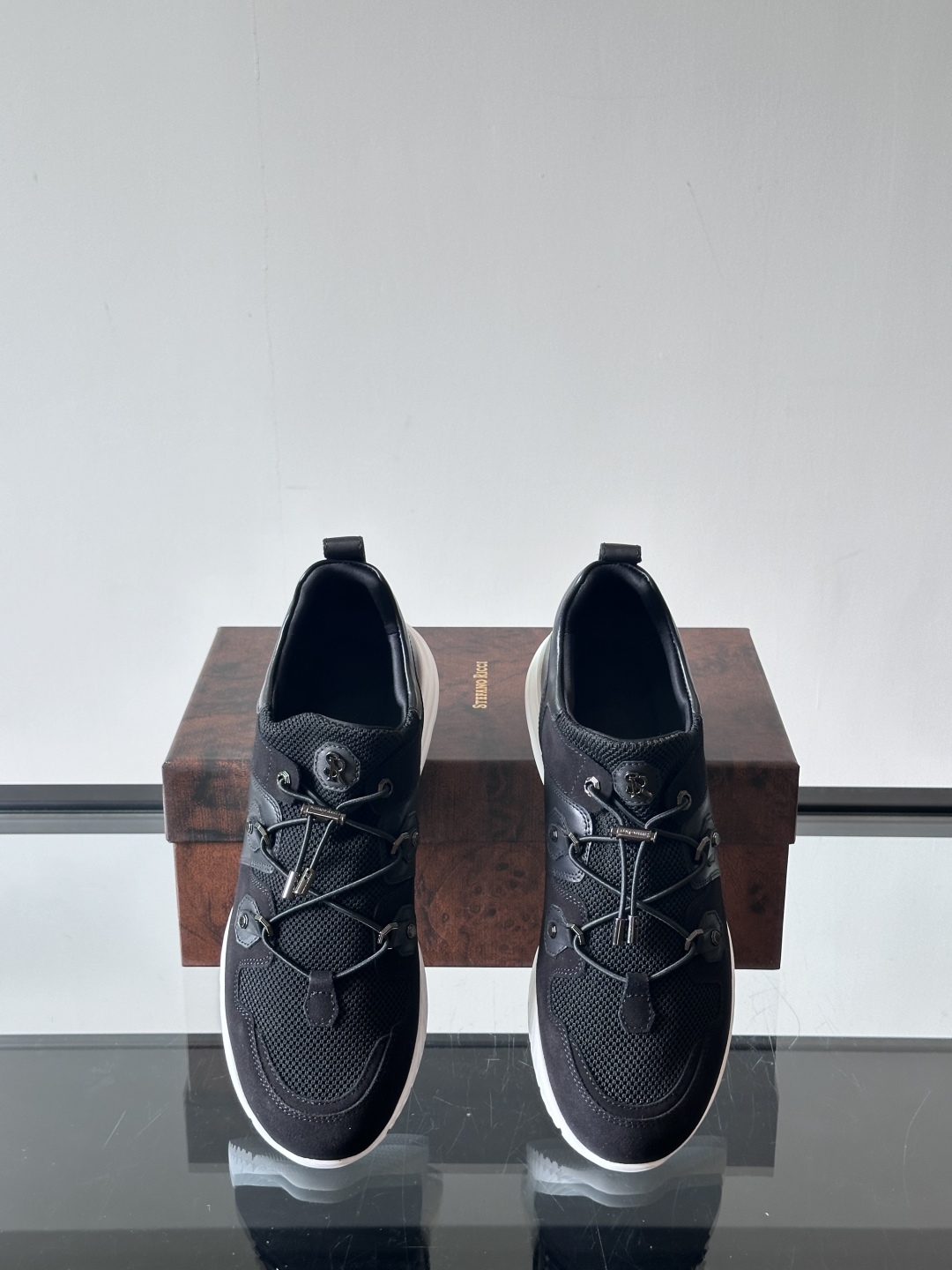 Stefano Ricci 史蒂芬高端奢侈品牌，男士休闲运动鞋，原版牛皮拼接透气网布。质感高端细腻，内里