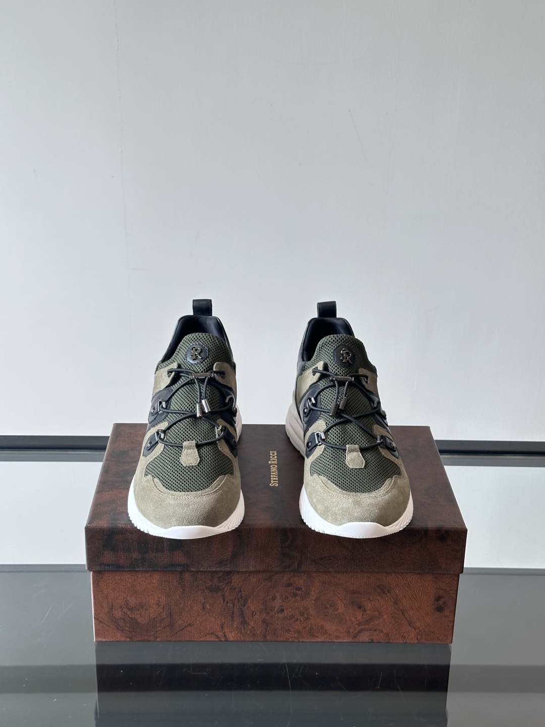 Stefano Ricci 史蒂芬高端奢侈品牌，男士休闲运动鞋，原版牛皮拼接透气网布。质感高端细腻，内里