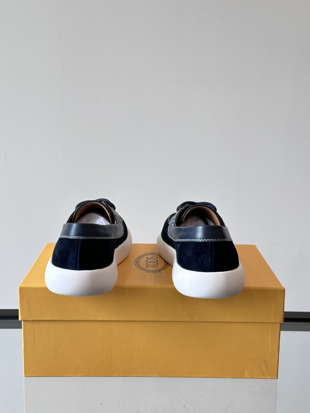 Tod'S/托德斯男士乐福鞋本款乐福鞋以雅致的进口头层牛皮革制成， 配以品牌logo横条装饰，外露手工缝