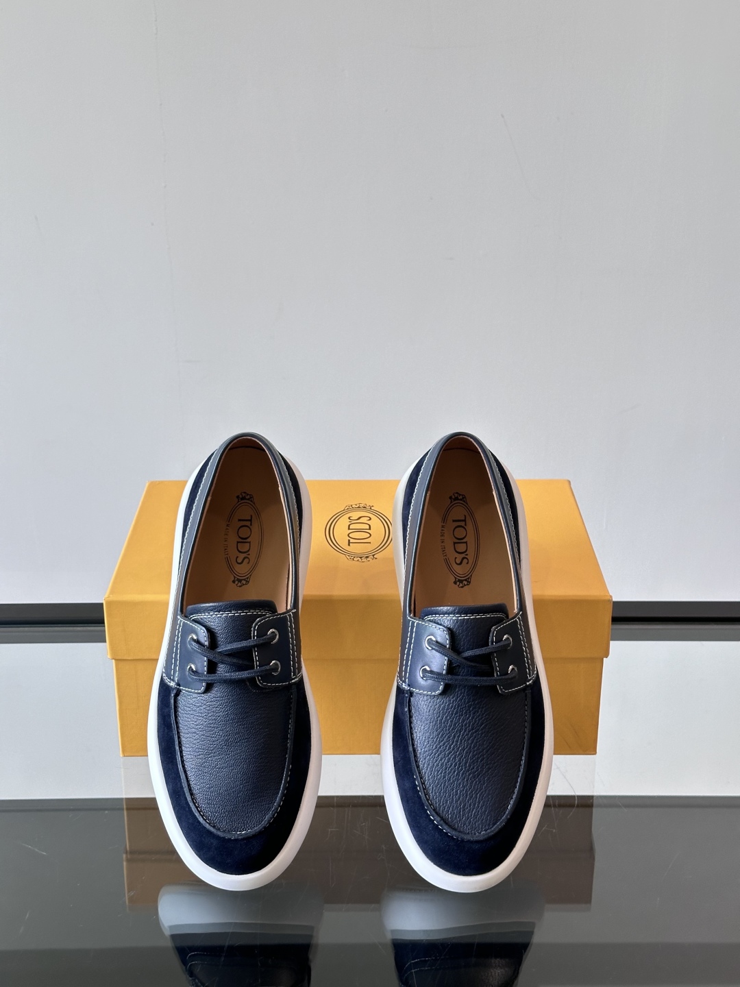 Tod'S/托德斯男士乐福鞋本款乐福鞋以雅致的进口头层牛皮革制成， 配以品牌logo横条装饰，外露手工缝