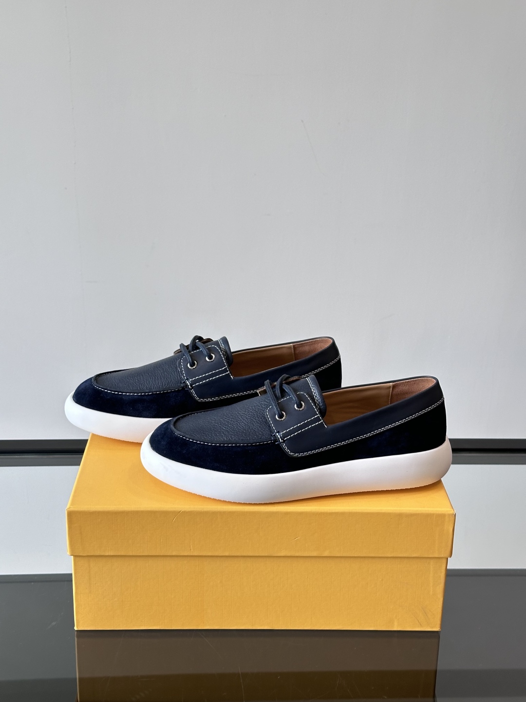 Tod'S/托德斯男士乐福鞋本款乐福鞋以雅致的进口头层牛皮革制成， 配以品牌logo横条装饰，外露手工缝