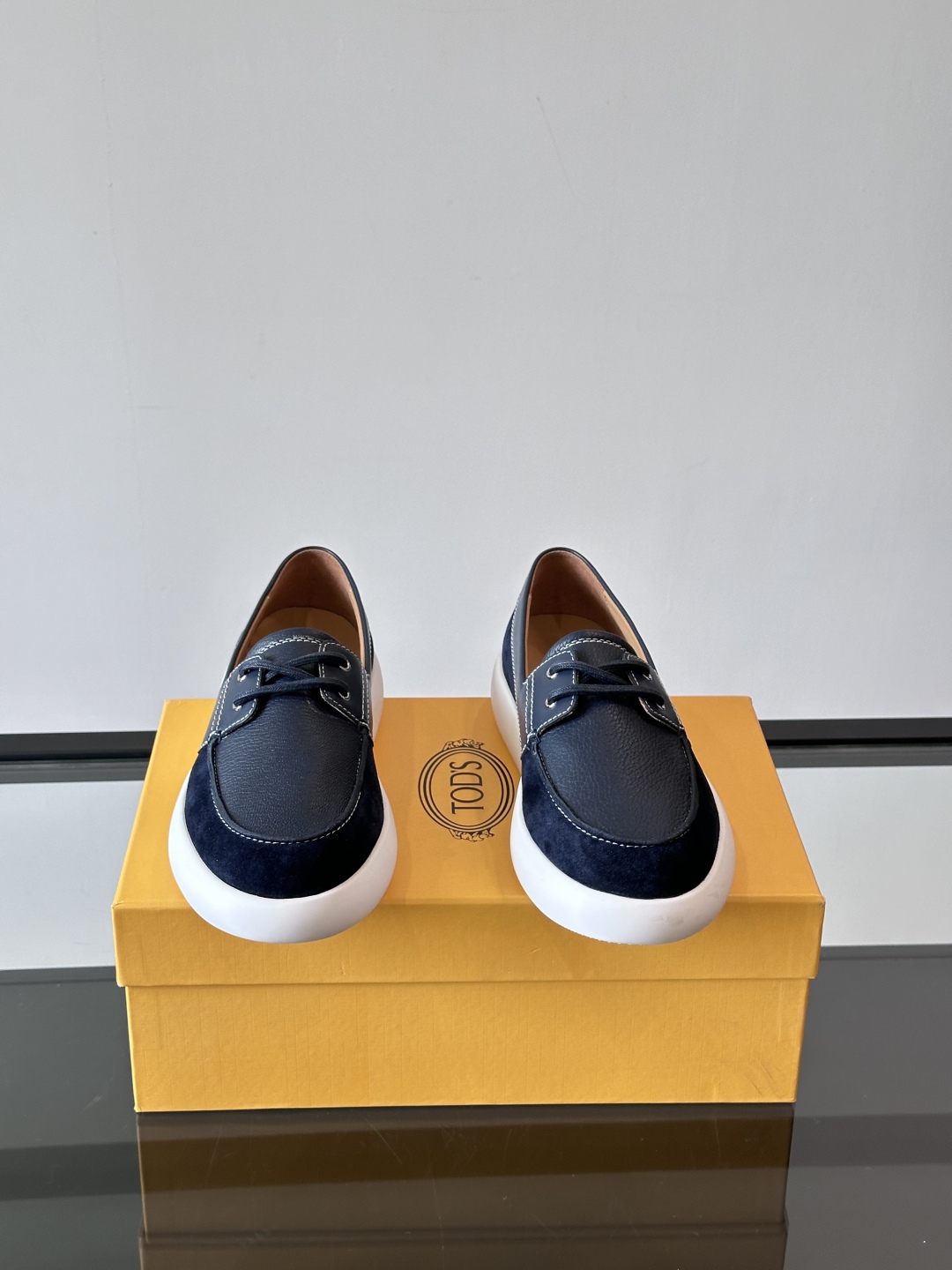 Tod'S/托德斯男士乐福鞋本款乐福鞋以雅致的进口头层牛皮革制成， 配以品牌logo横条装饰，外露手工缝