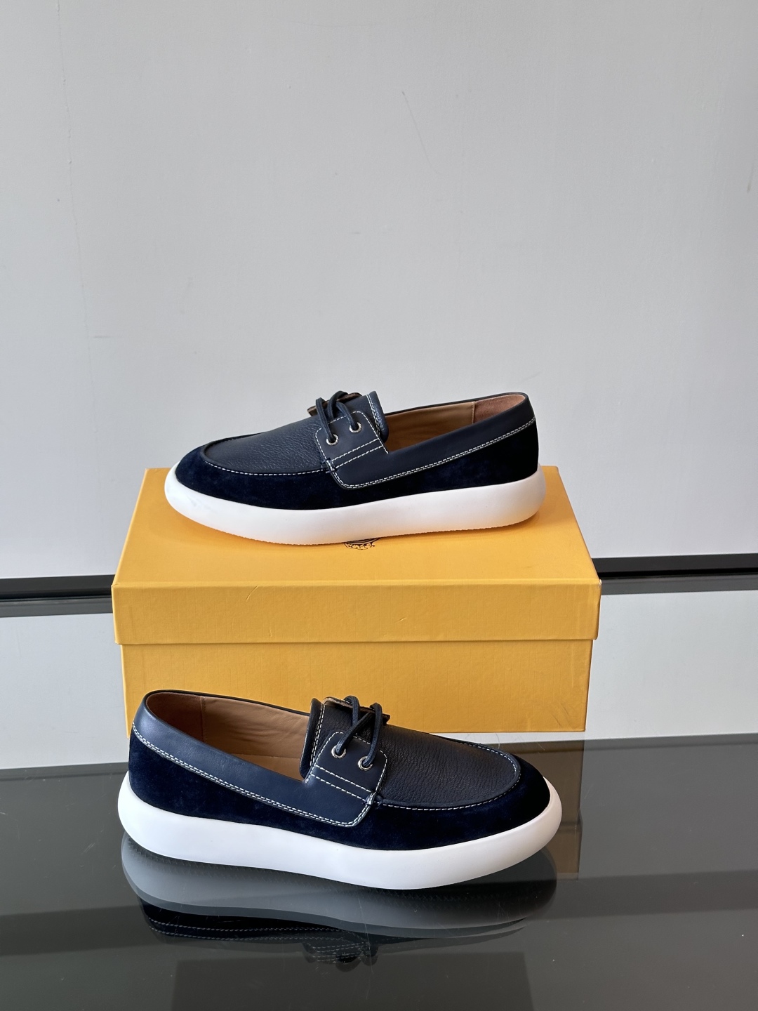 Tod'S/托德斯男士乐福鞋本款乐福鞋以雅致的进口头层牛皮革制成， 配以品牌logo横条装饰，外露手工缝