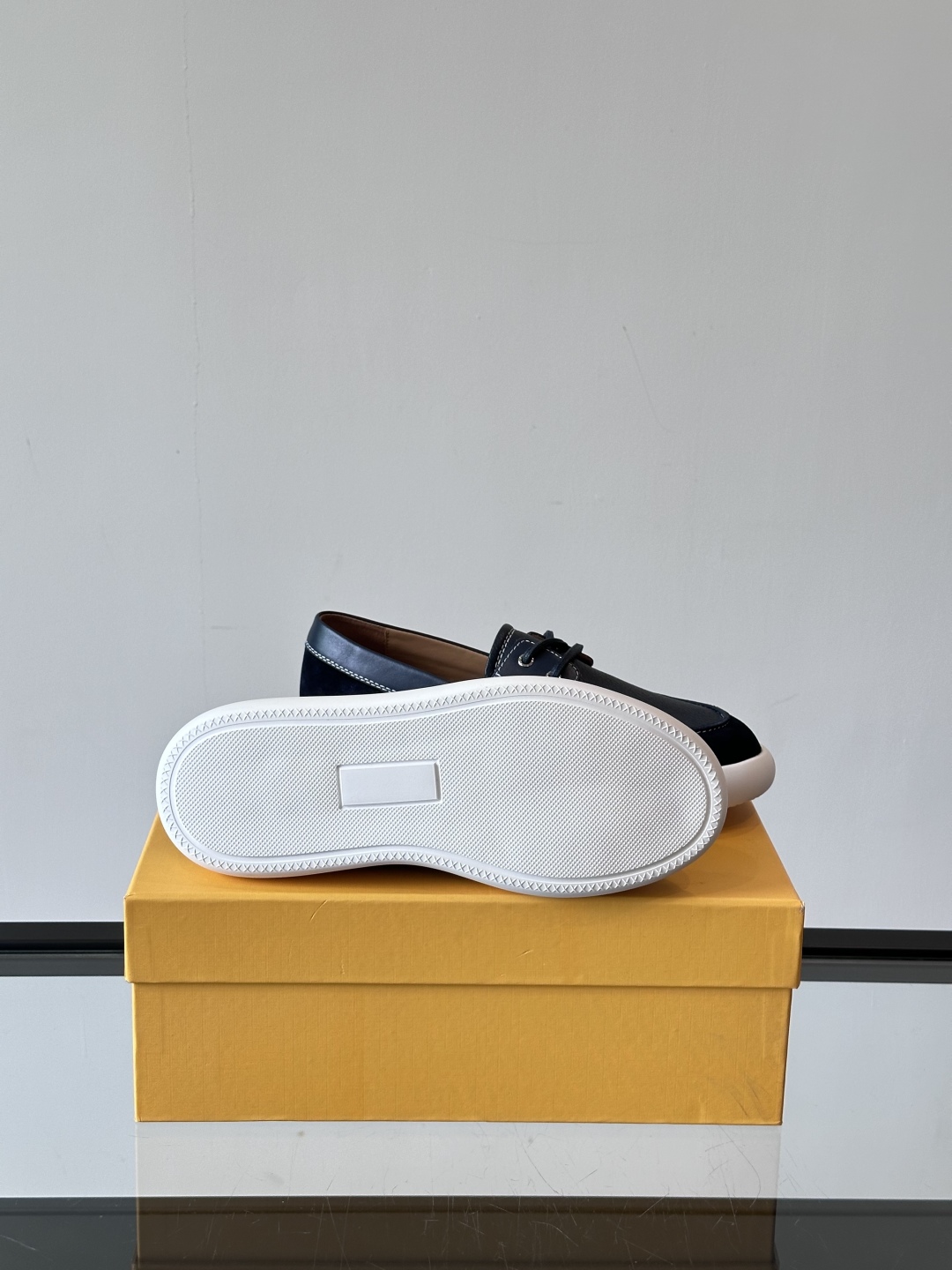 Tod'S/托德斯男士乐福鞋本款乐福鞋以雅致的进口头层牛皮革制成， 配以品牌logo横条装饰，外露手工缝