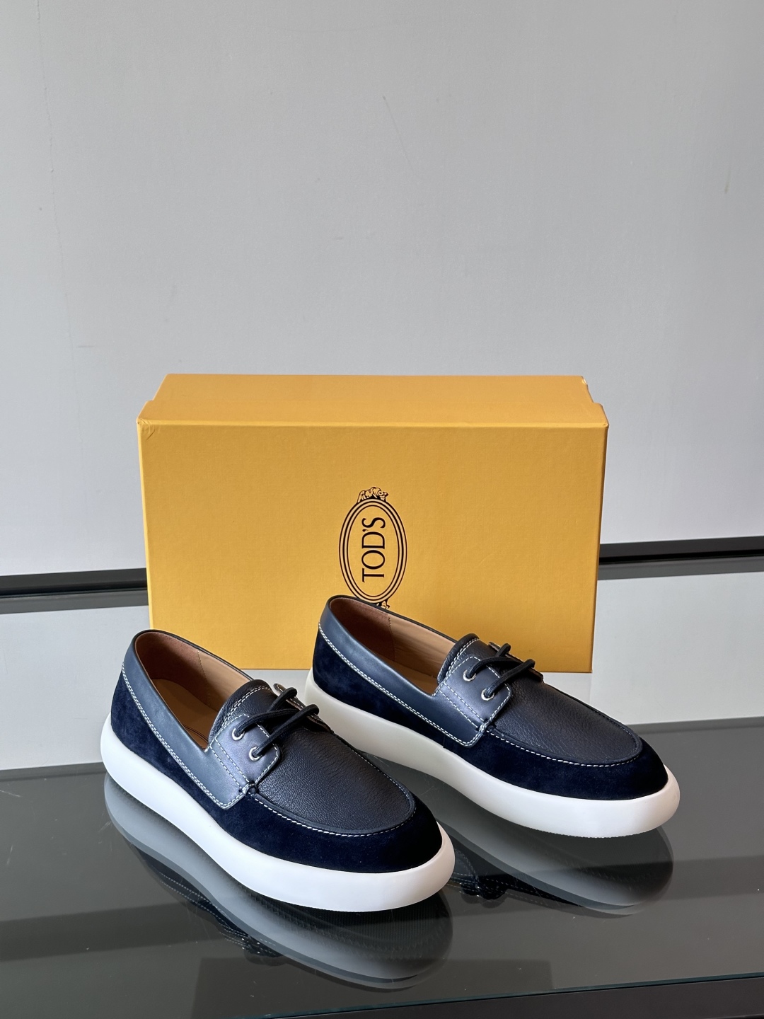 Tod'S/托德斯男士乐福鞋本款乐福鞋以雅致的进口头层牛皮革制成， 配以品牌logo横条装饰，外露手工缝