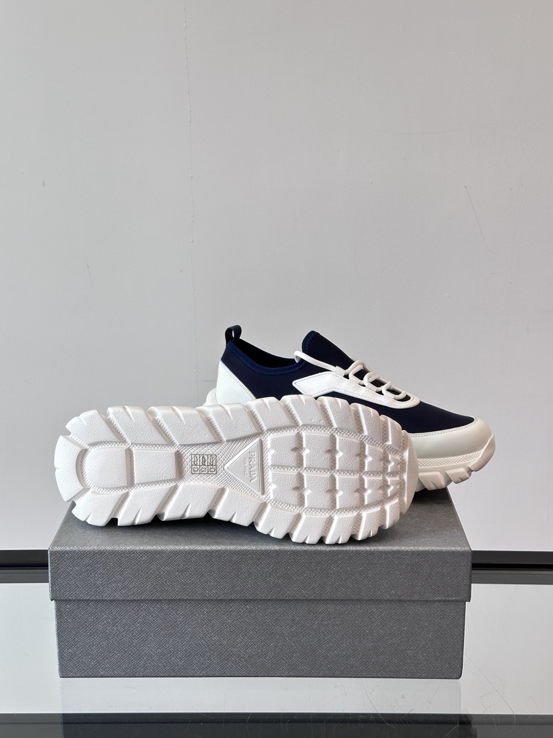 Prada/普拉达新款男士厚底休闲运动鞋，运动鞋低帮系带款 款式时尚大方 头层牛皮拼接透气网面打造 柔软