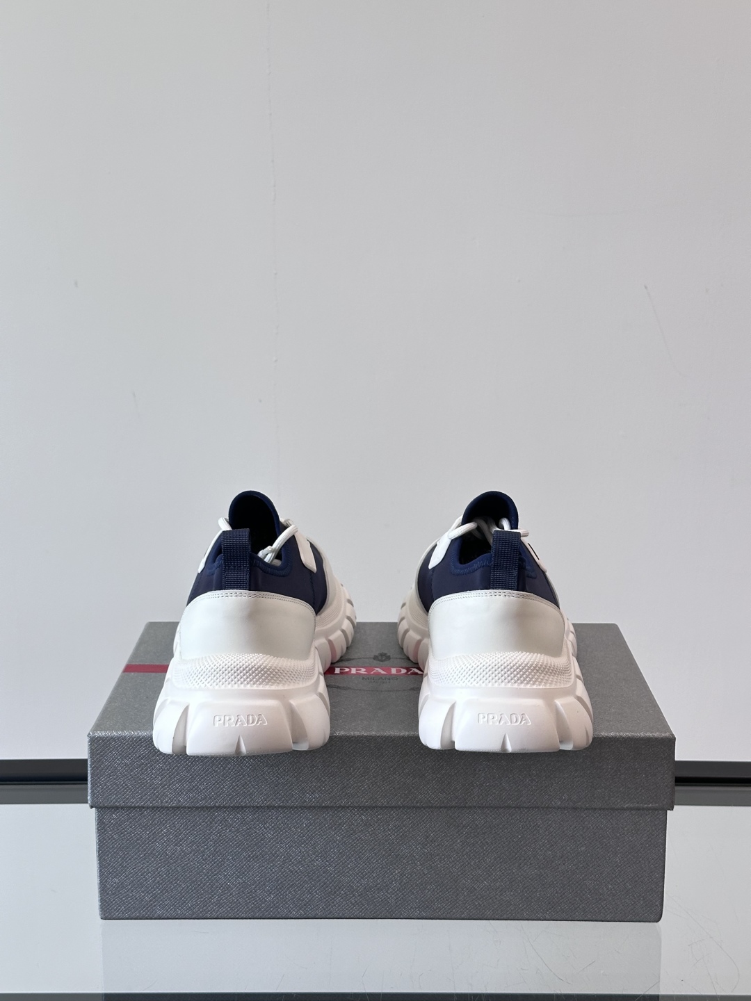 Prada/普拉达新款男士厚底休闲运动鞋，运动鞋低帮系带款 款式时尚大方 头层牛皮拼接透气网面打造 柔软