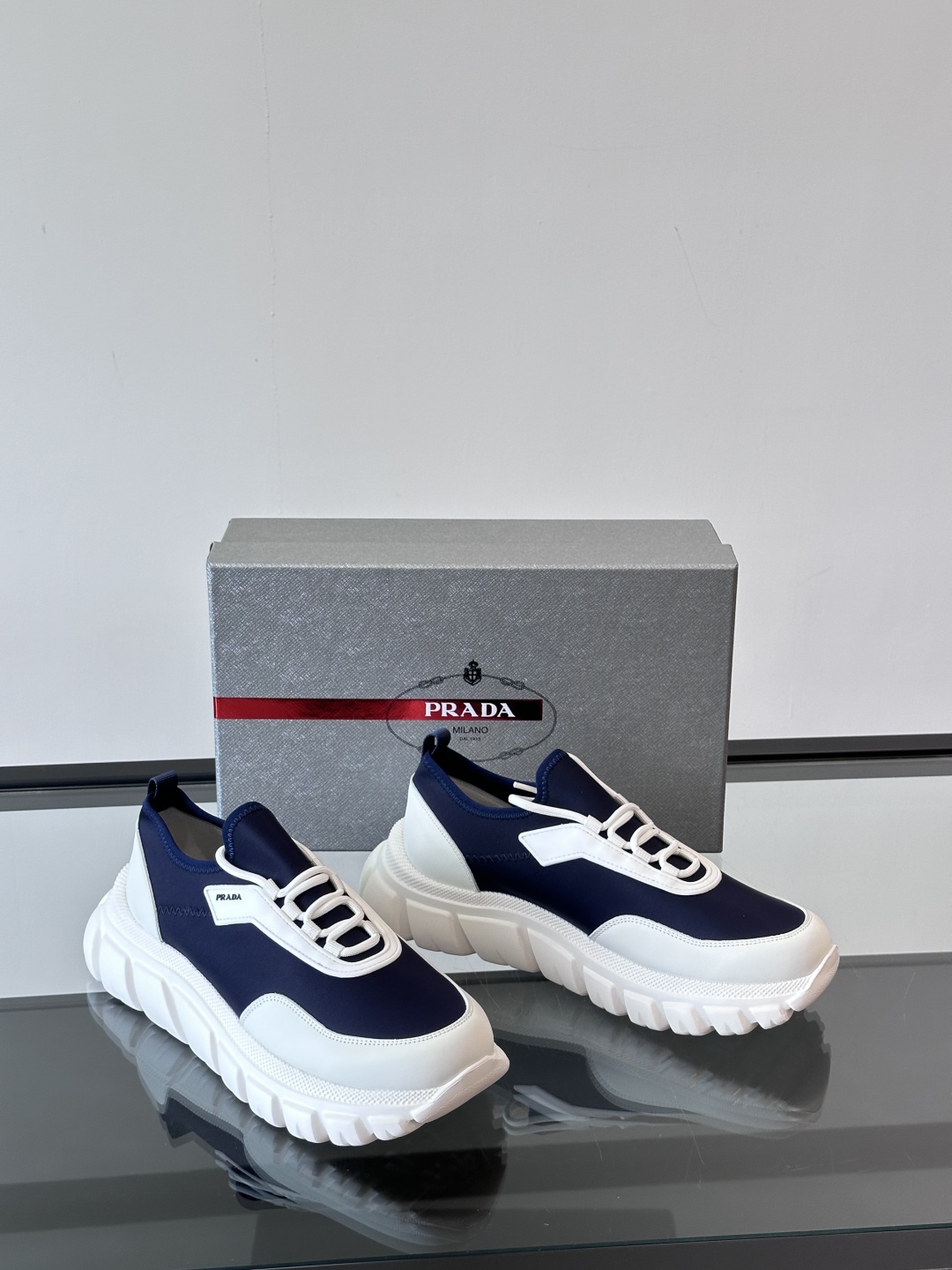 Prada/普拉达新款男士厚底休闲运动鞋，运动鞋低帮系带款 款式时尚大方 头层牛皮拼接透气网面打造 柔软