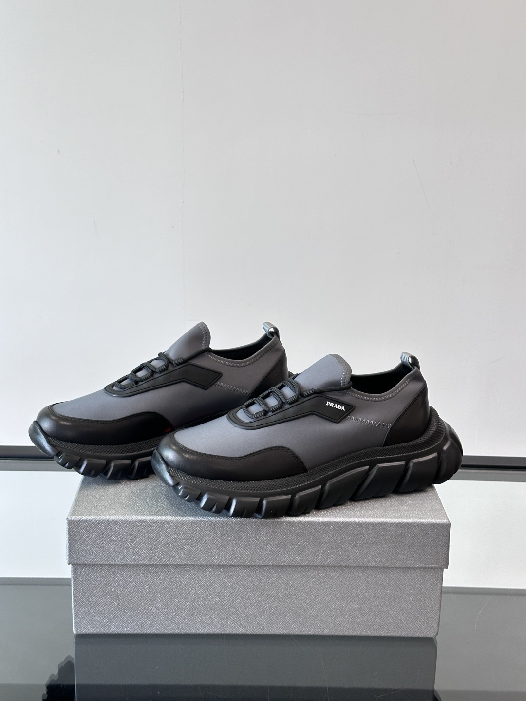 Prada/普拉达新款男士厚底休闲运动鞋，运动鞋低帮系带款 款式时尚大方 头层牛皮拼接透气网面打造 柔软