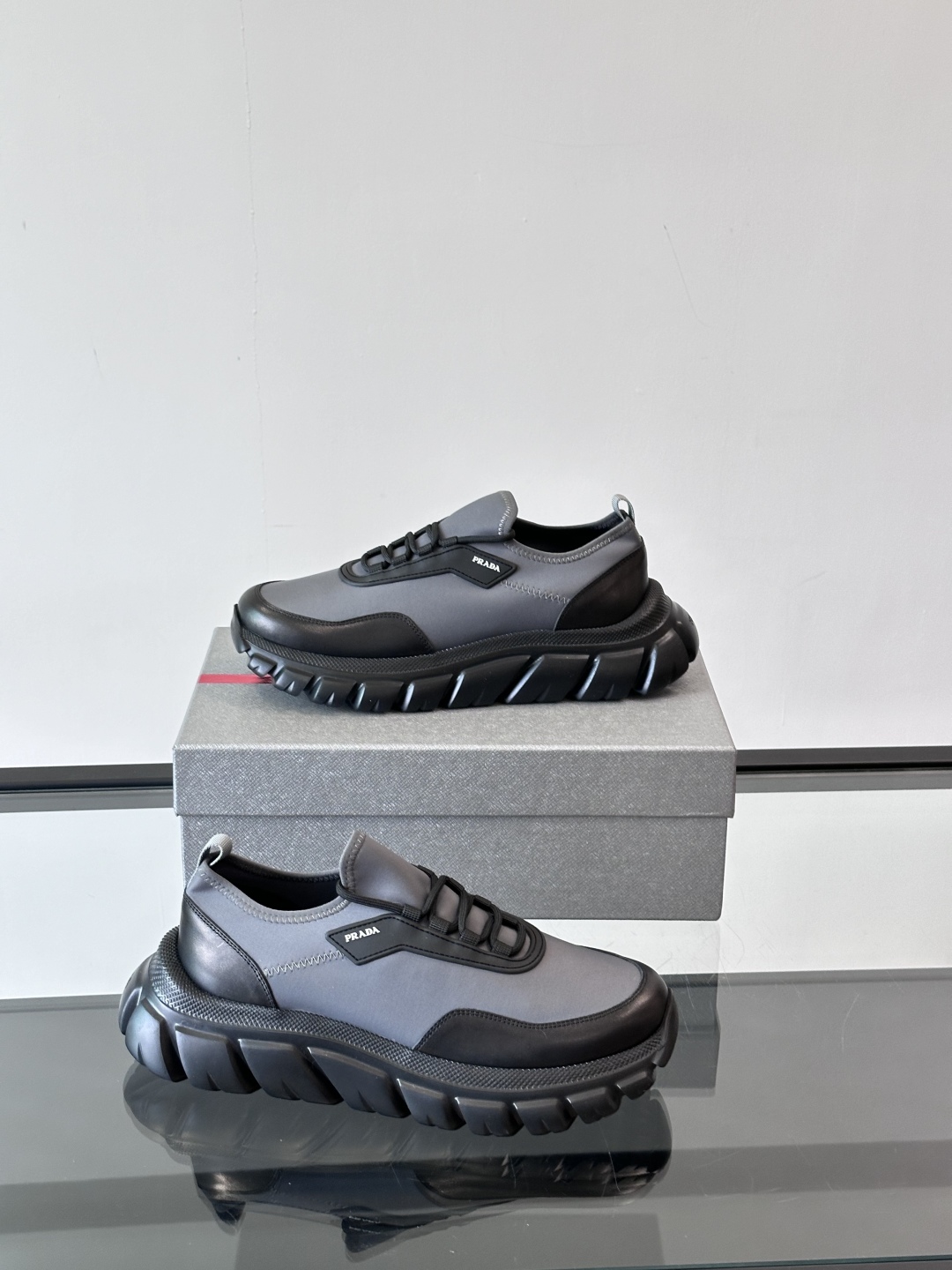 Prada/普拉达新款男士厚底休闲运动鞋，运动鞋低帮系带款 款式时尚大方 头层牛皮拼接透气网面打造 柔软
