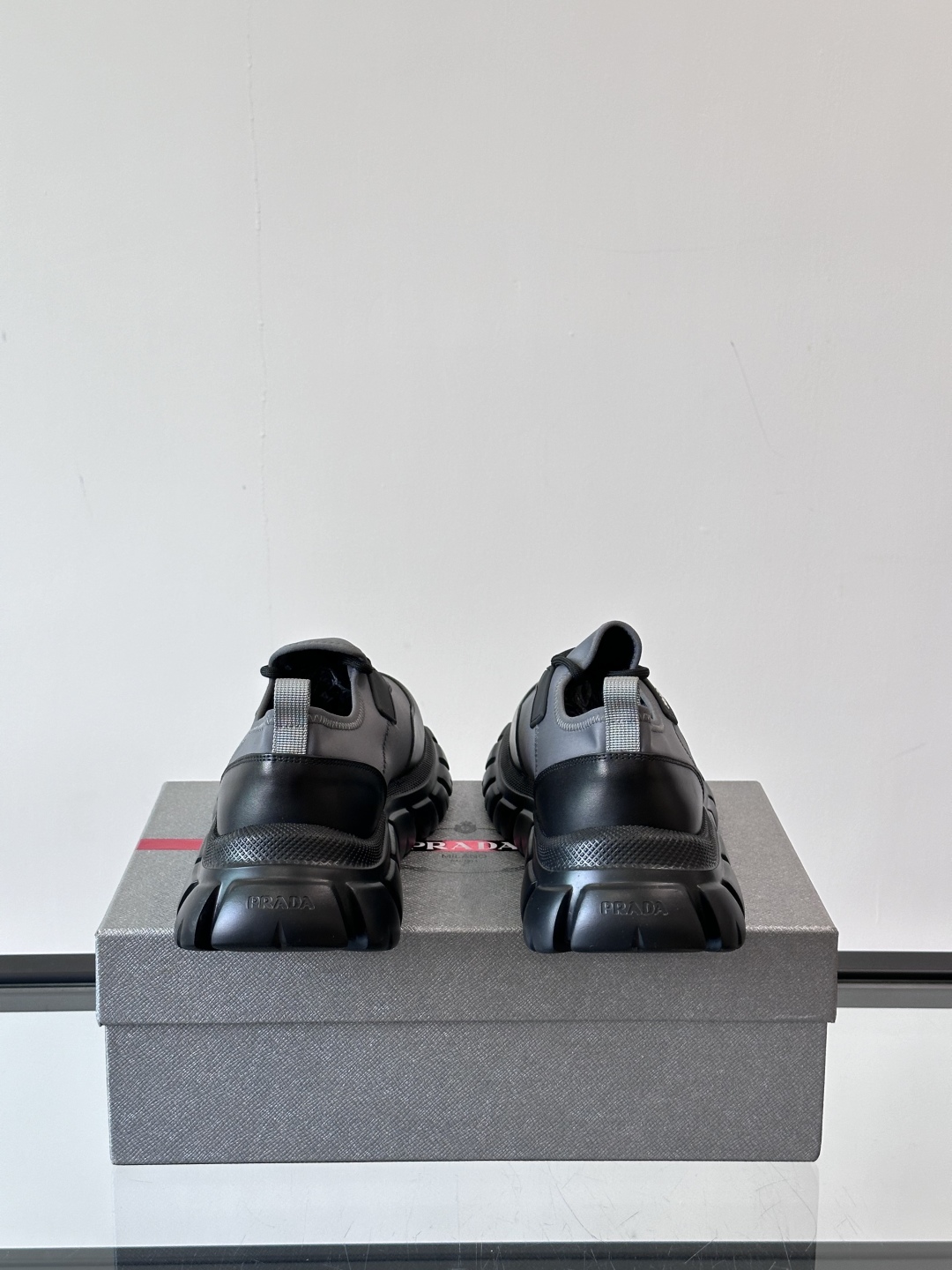 Prada/普拉达新款男士厚底休闲运动鞋，运动鞋低帮系带款 款式时尚大方 头层牛皮拼接透气网面打造 柔软
