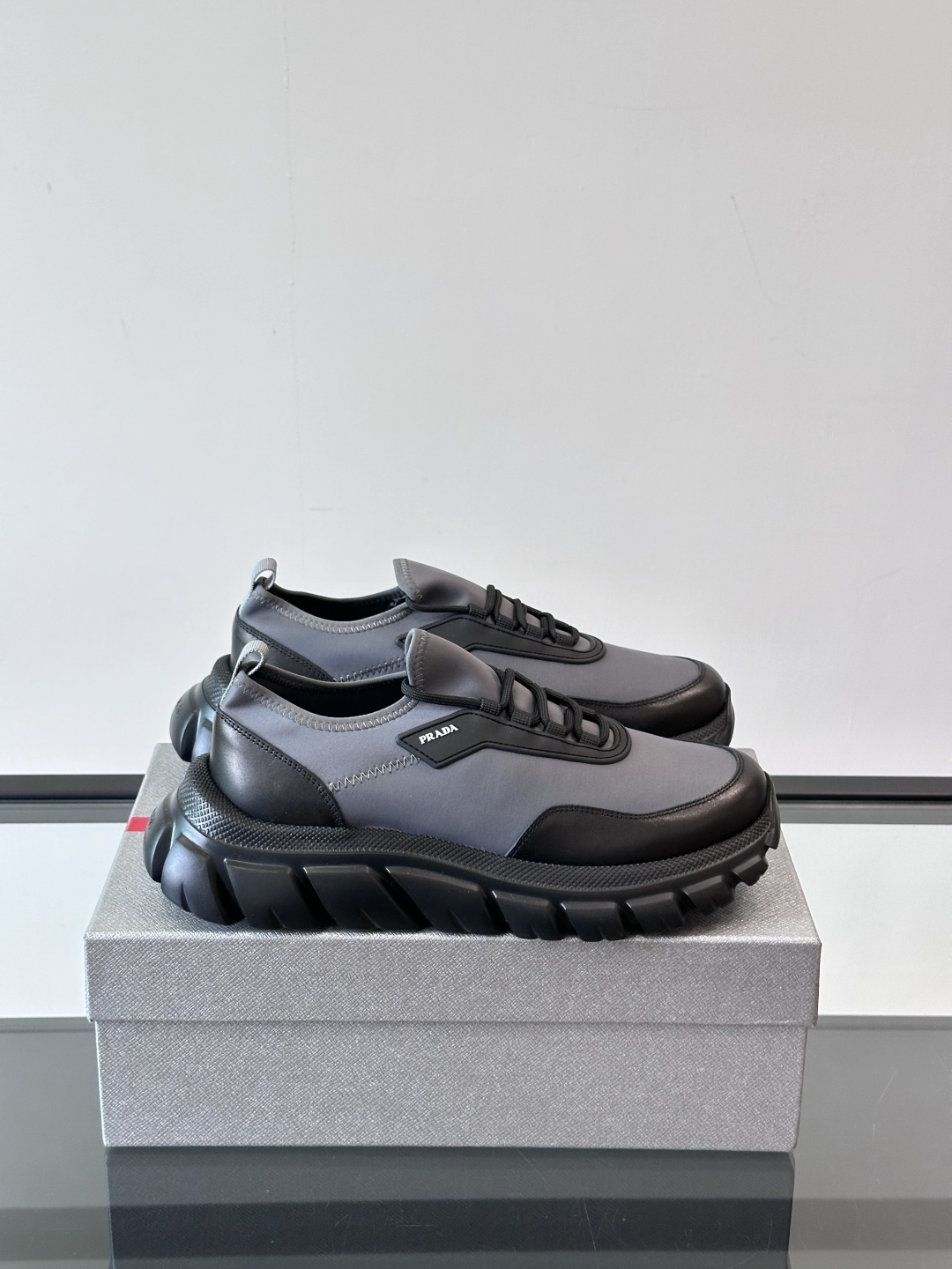 Prada/普拉达新款男士厚底休闲运动鞋，运动鞋低帮系带款 款式时尚大方 头层牛皮拼接透气网面打造 柔软