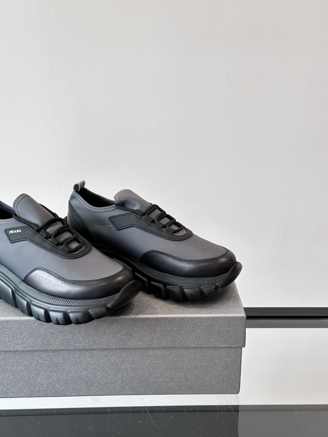 Prada/普拉达新款男士厚底休闲运动鞋，运动鞋低帮系带款 款式时尚大方 头层牛皮拼接透气网面打造 柔软