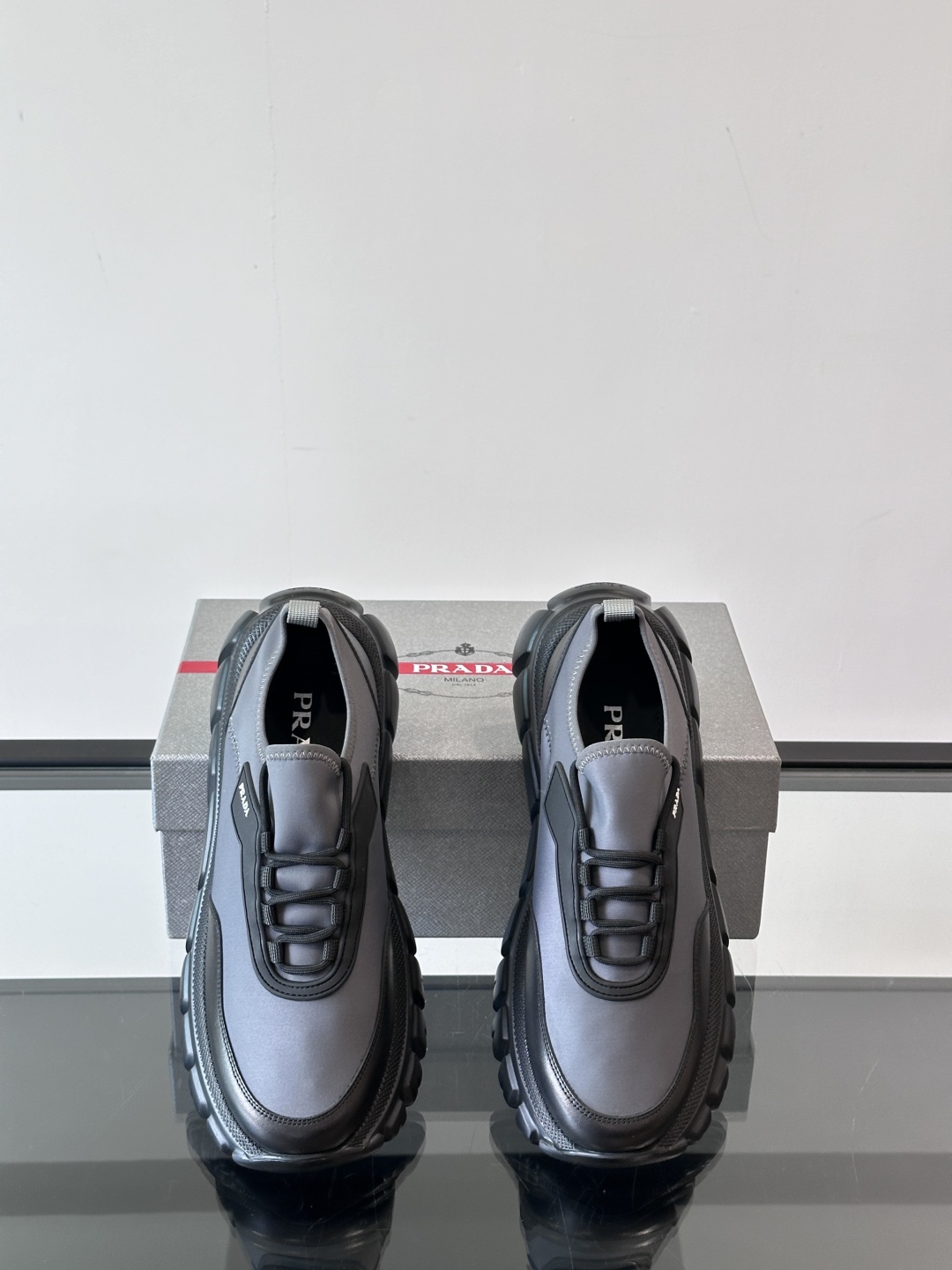 Prada/普拉达新款男士厚底休闲运动鞋，运动鞋低帮系带款 款式时尚大方 头层牛皮拼接透气网面打造 柔软
