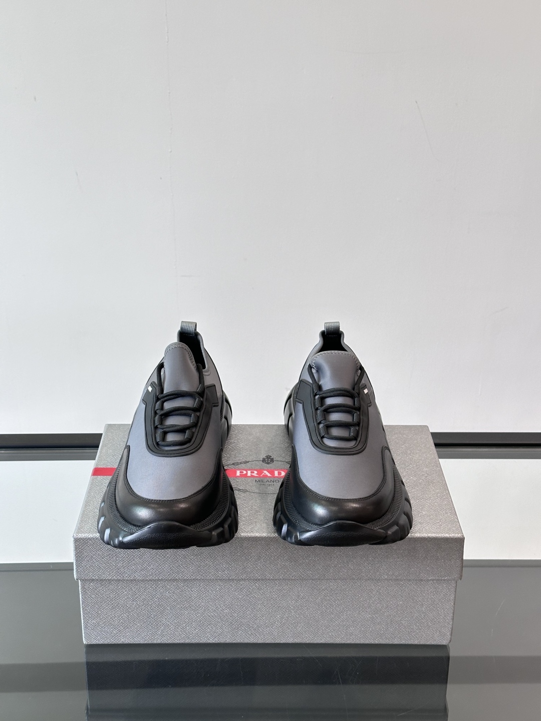 Prada/普拉达新款男士厚底休闲运动鞋，运动鞋低帮系带款 款式时尚大方 头层牛皮拼接透气网面打造 柔软