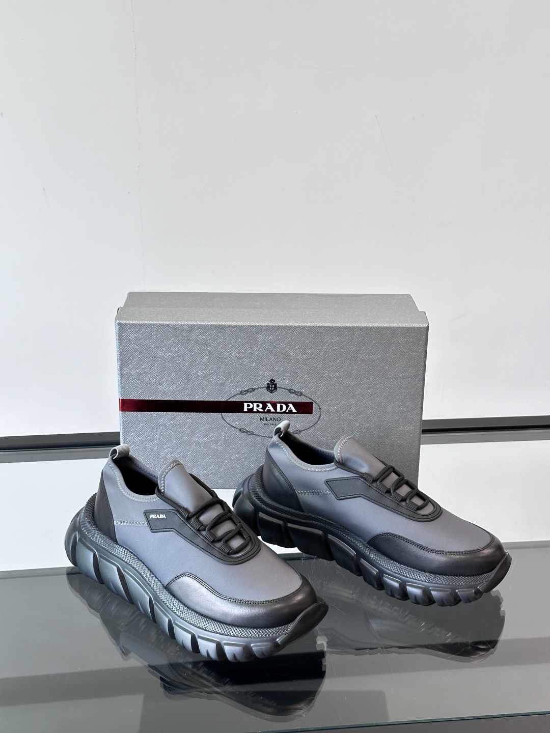 Prada/普拉达新款男士厚底休闲运动鞋，运动鞋低帮系带款 款式时尚大方 头层牛皮拼接透气网面打造 柔软