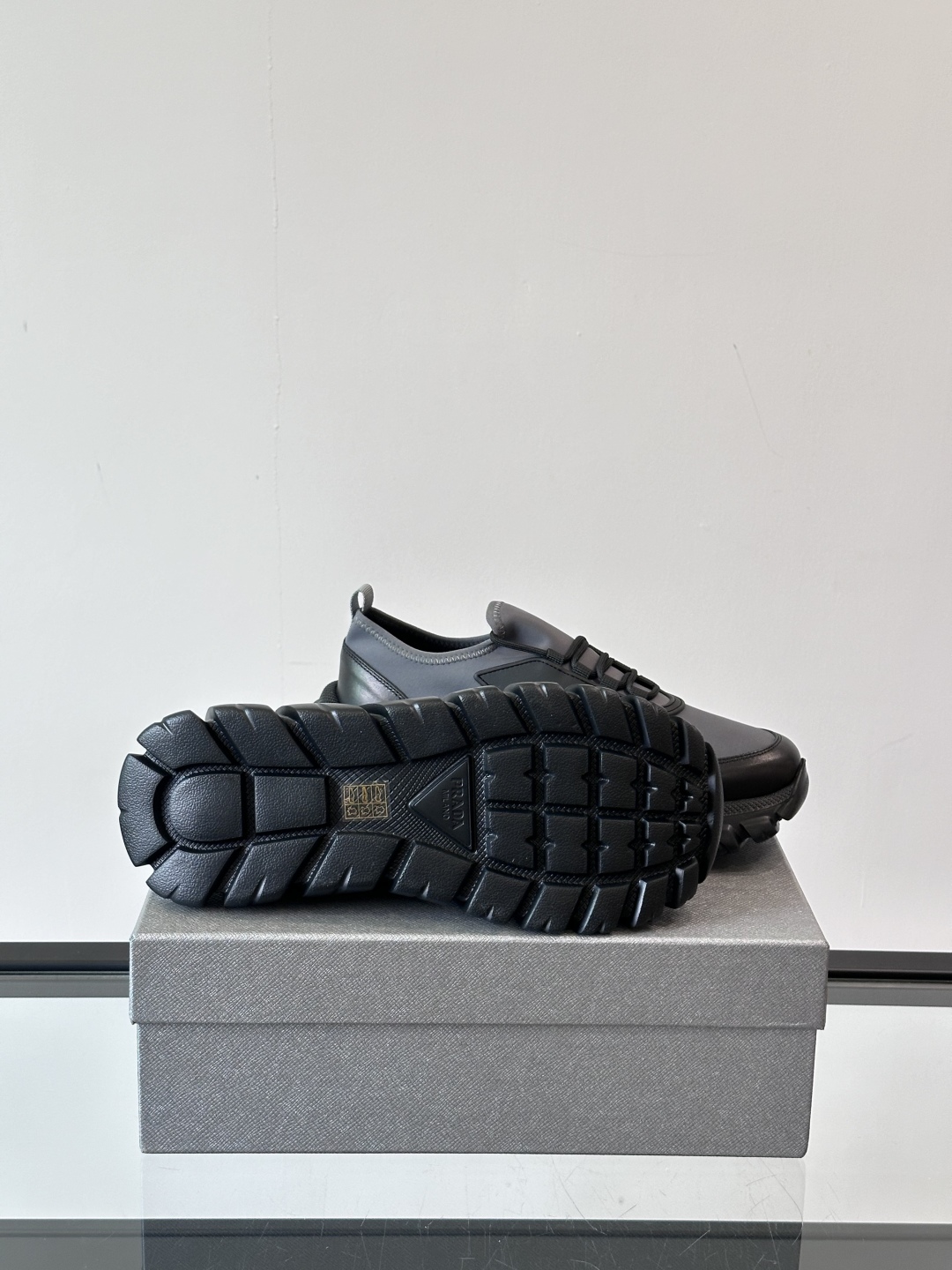 Prada/普拉达新款男士厚底休闲运动鞋，运动鞋低帮系带款 款式时尚大方 头层牛皮拼接透气网面打造 柔软