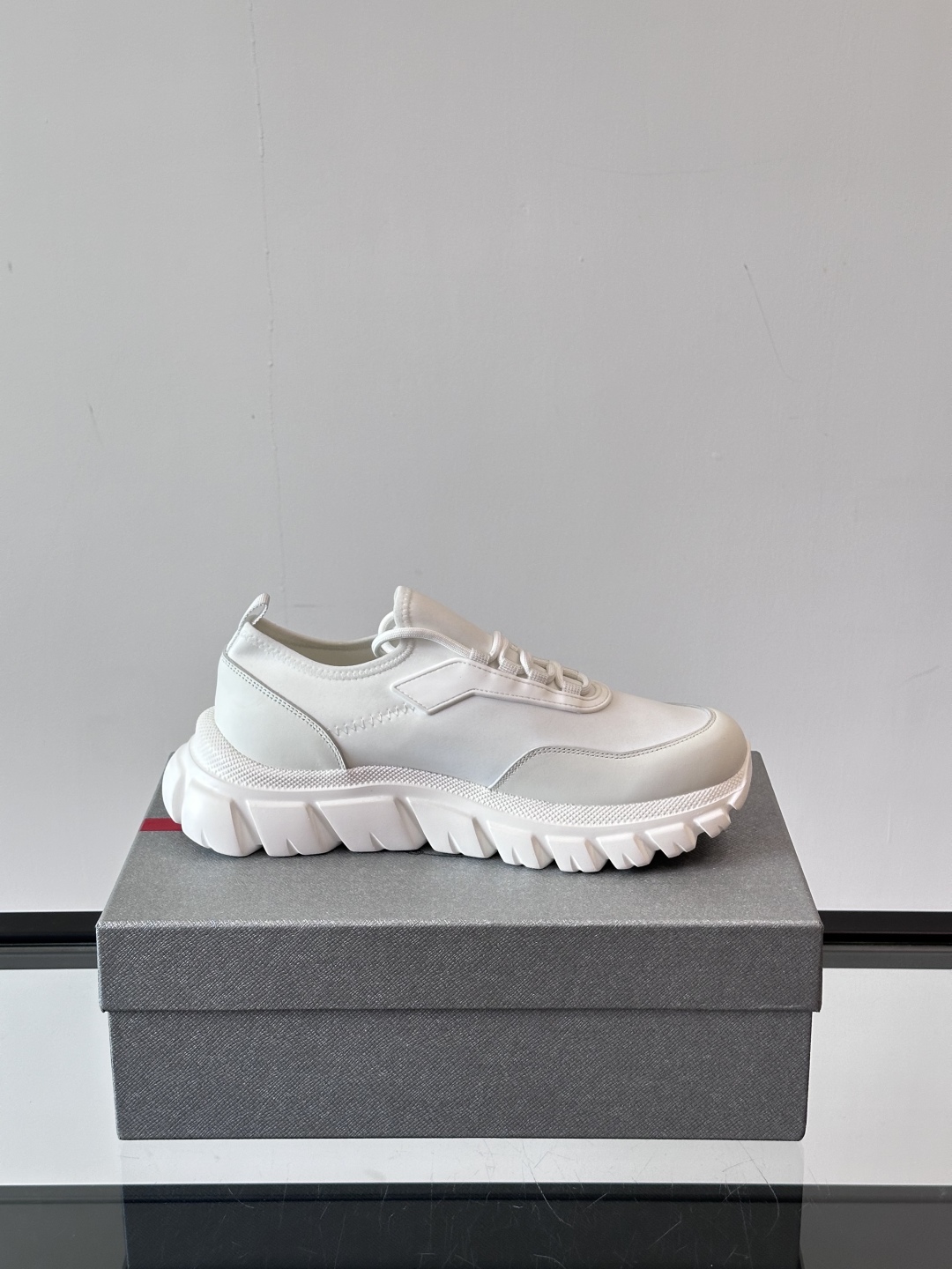Prada/普拉达新款男士厚底休闲运动鞋，运动鞋低帮系带款 款式时尚大方 头层牛皮拼接透气网面打造 柔软