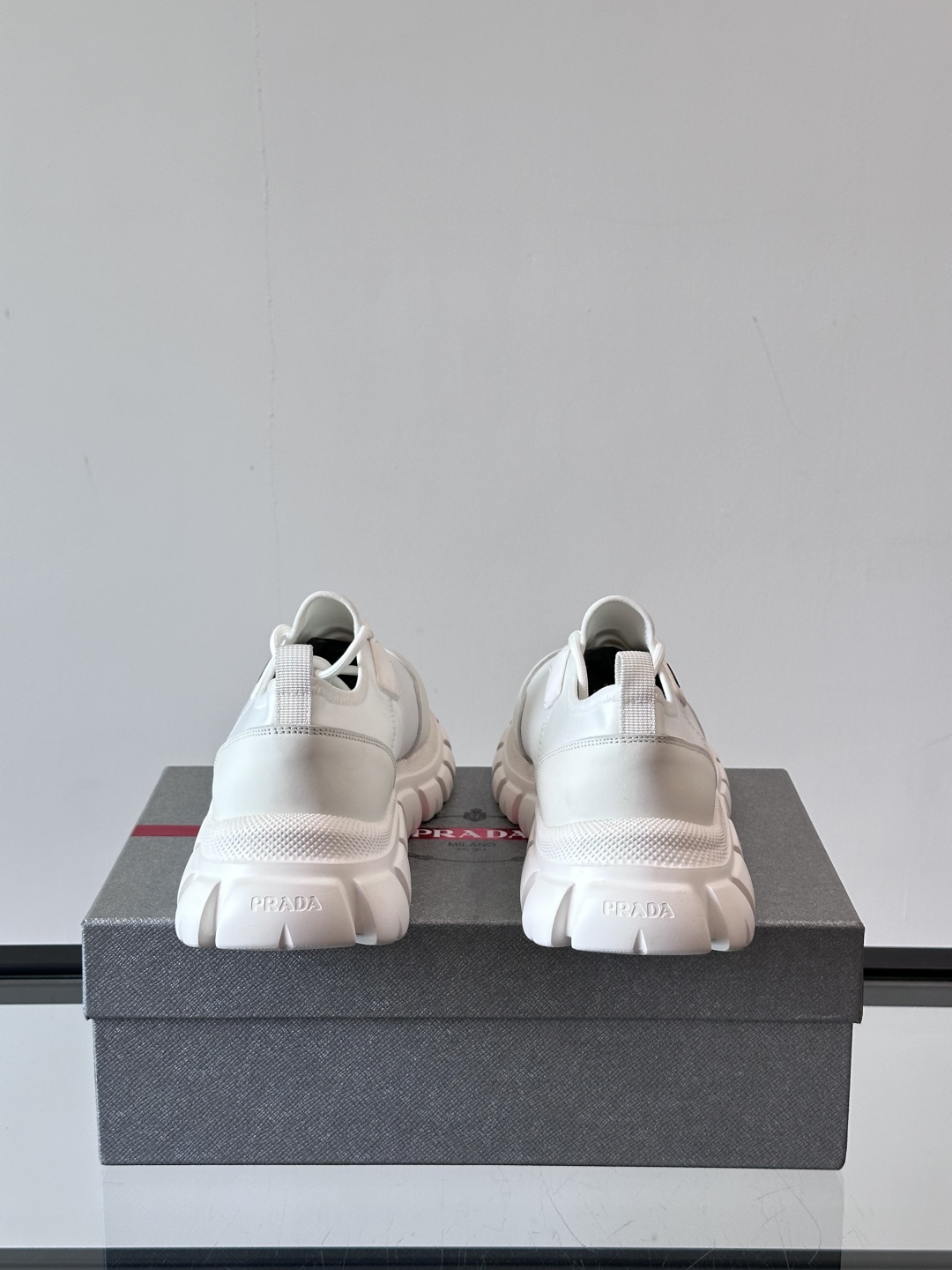Prada/普拉达新款男士厚底休闲运动鞋，运动鞋低帮系带款 款式时尚大方 头层牛皮拼接透气网面打造 柔软