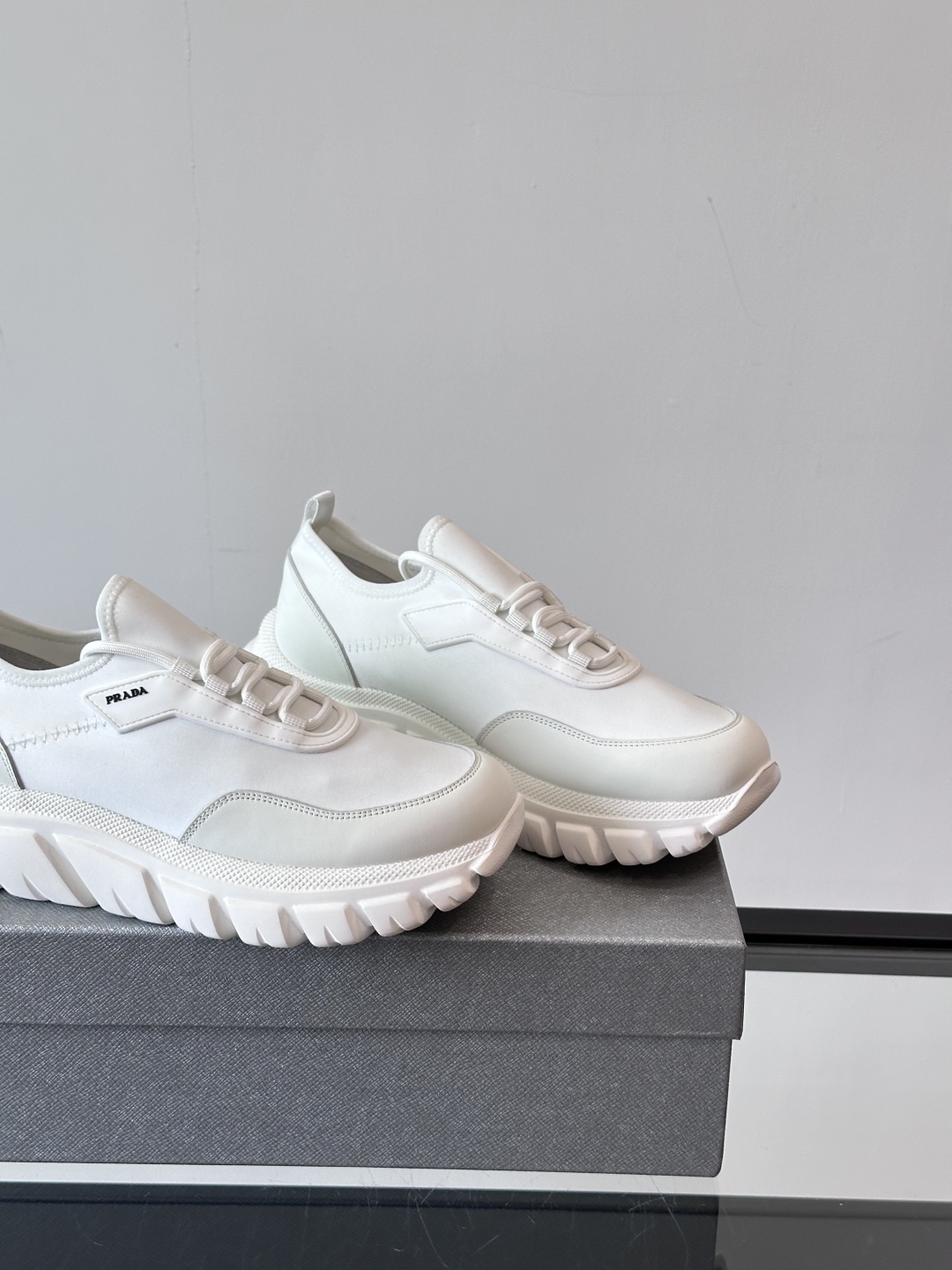 Prada/普拉达新款男士厚底休闲运动鞋，运动鞋低帮系带款 款式时尚大方 头层牛皮拼接透气网面打造 柔软