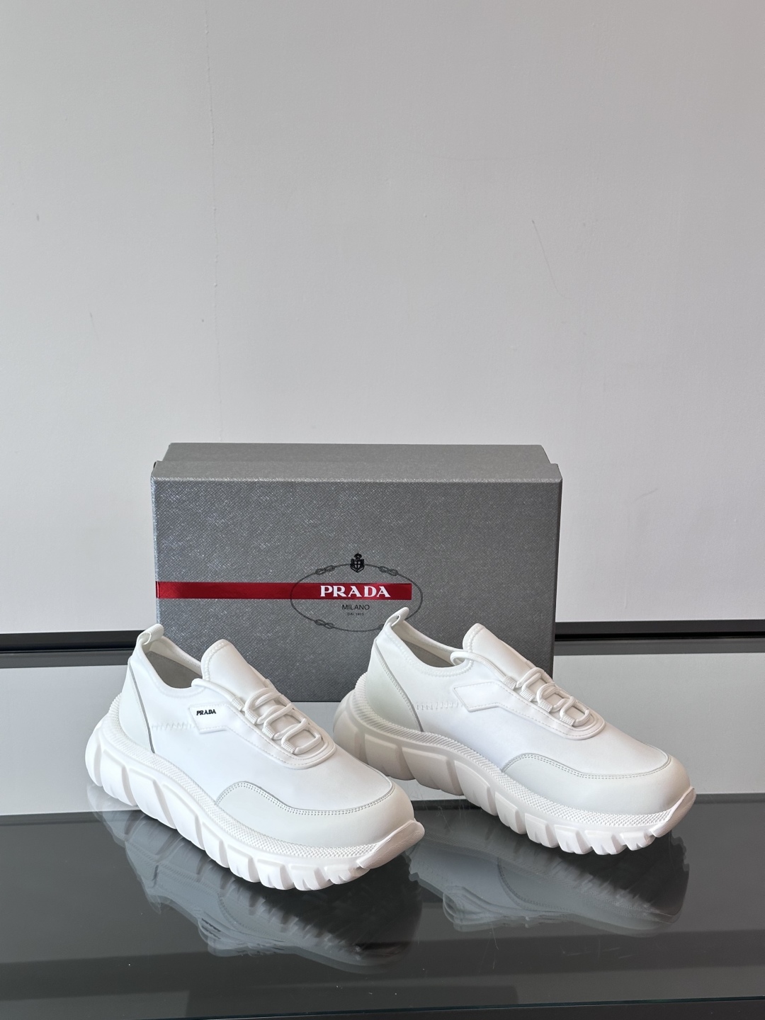 Prada/普拉达新款男士厚底休闲运动鞋，运动鞋低帮系带款 款式时尚大方 头层牛皮拼接透气网面打造 柔软