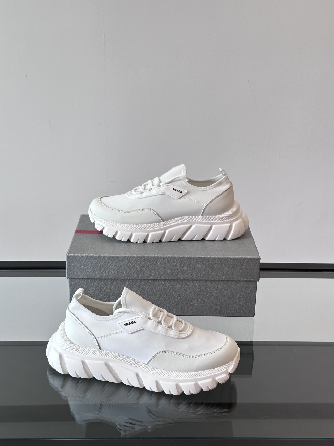 Prada/普拉达新款男士厚底休闲运动鞋，运动鞋低帮系带款 款式时尚大方 头层牛皮拼接透气网面打造 柔软