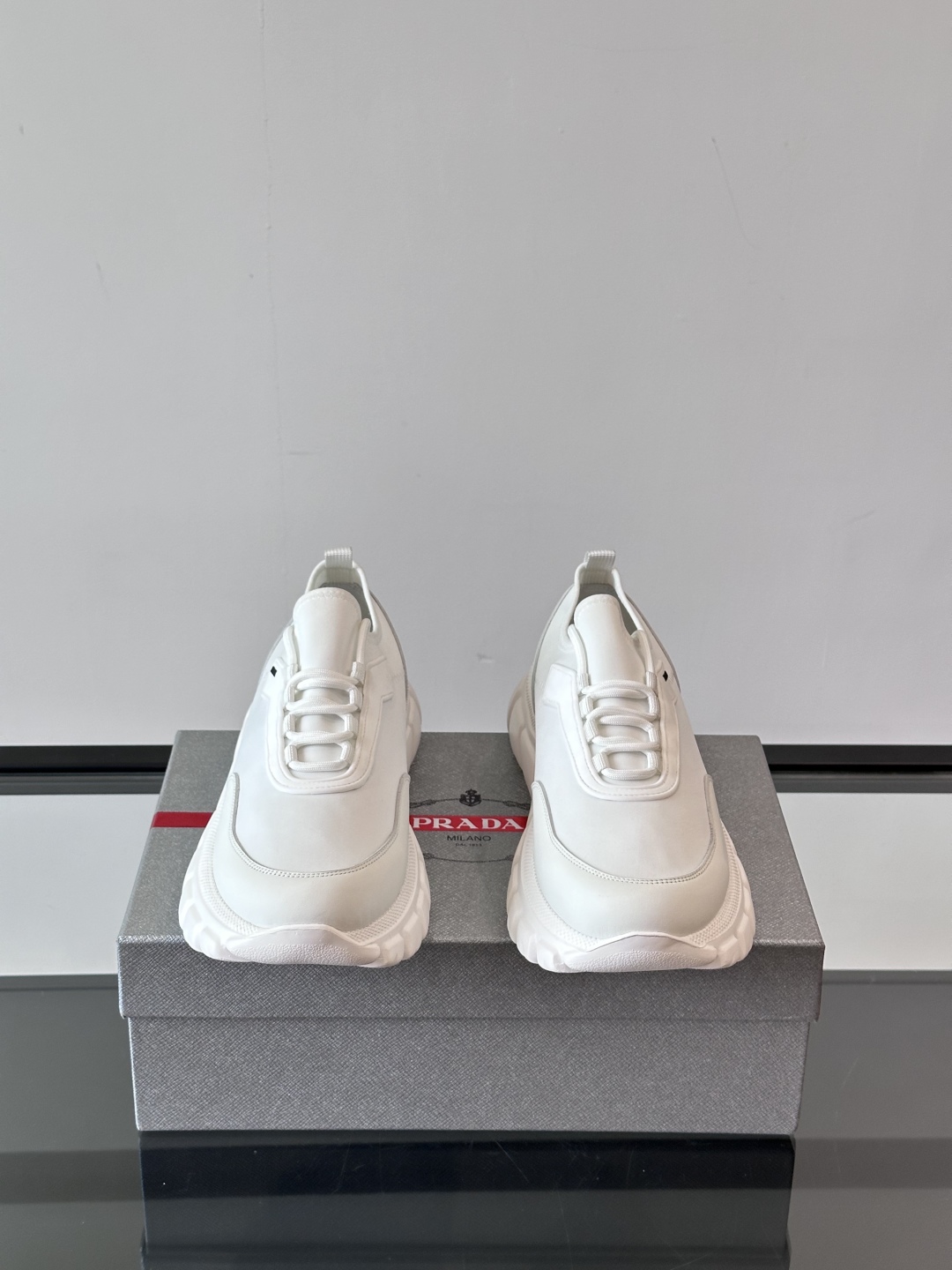 Prada/普拉达新款男士厚底休闲运动鞋，运动鞋低帮系带款 款式时尚大方 头层牛皮拼接透气网面打造 柔软